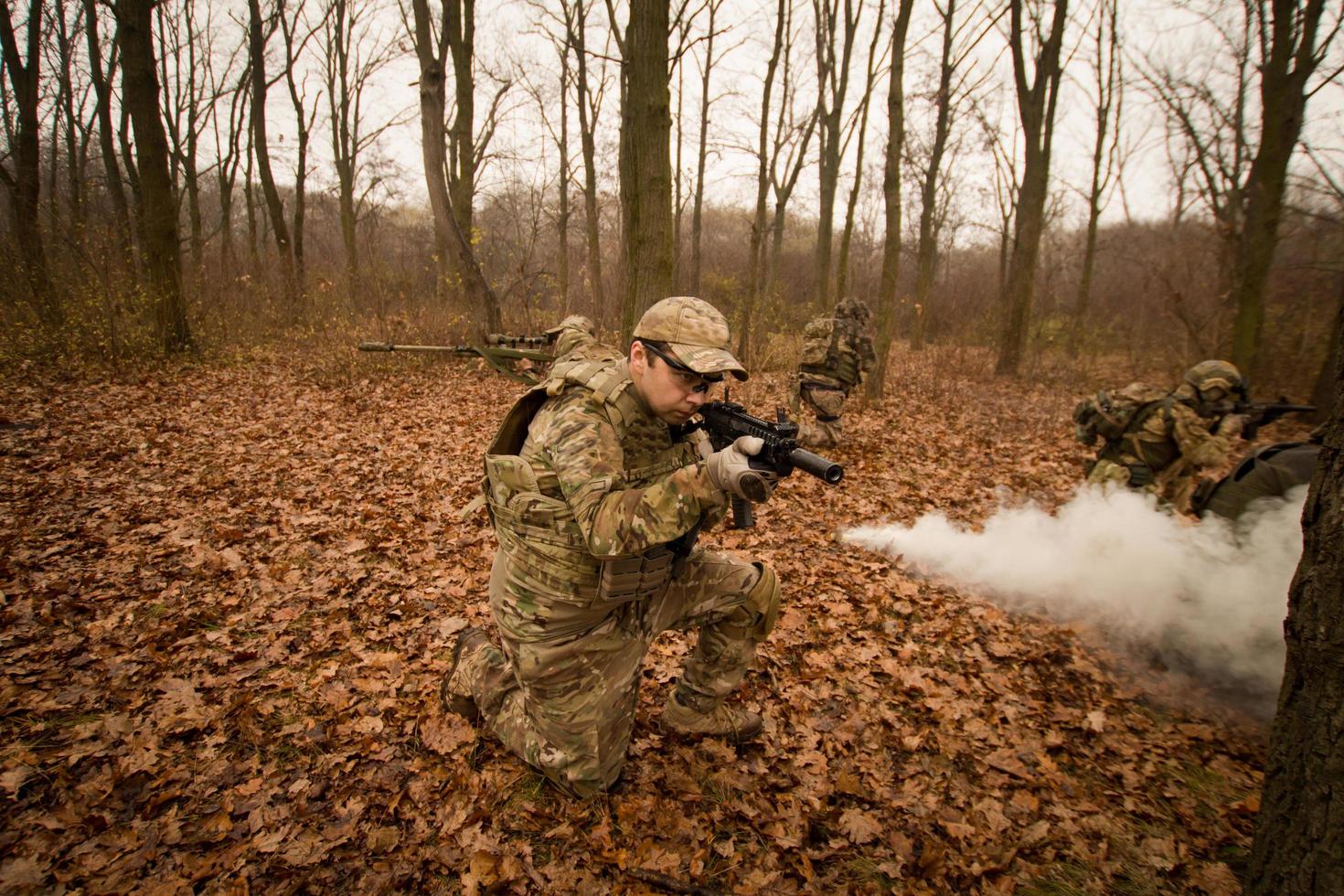 Soldaten im Herbstwald foto