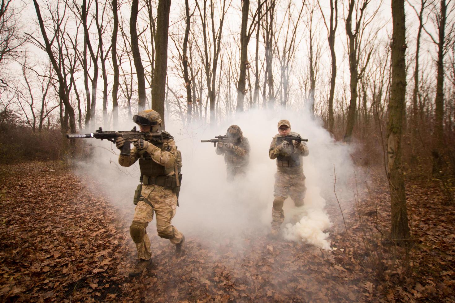 Soldaten im Herbstwald foto