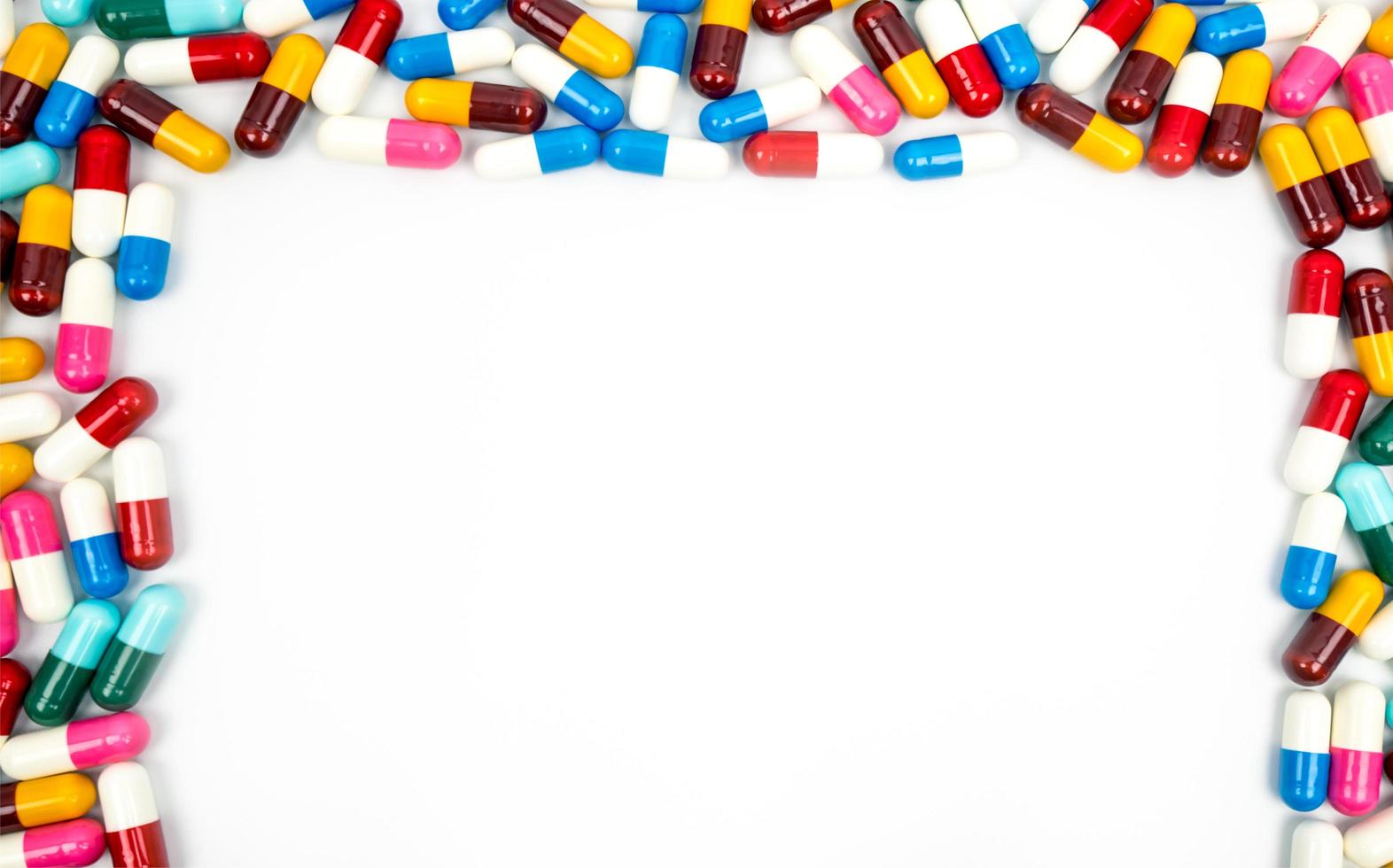 bunt von Antibiotika-Kapseln Pillen isoliert auf weißem Hintergrund mit Kopierraum. Konzept der Arzneimittelresistenz. antibiotika-medikamentenkonsum mit angemessenem und globalem gesundheitskonzept. foto