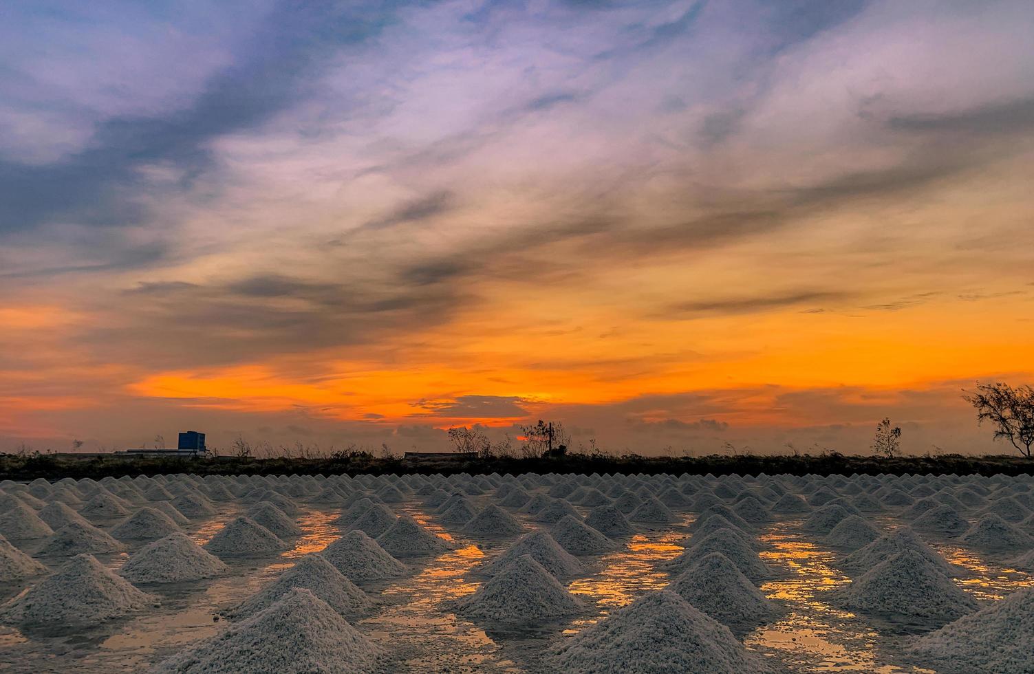 salzfarm morgens mit sonnenaufgangshimmel. Bio-Meersalz. Verdunstung und Kristallisation von Meerwasser. Rohstoff der Salzindustrie. Natriumchlorid. solares Verdunstungssystem. Jodsalz. foto