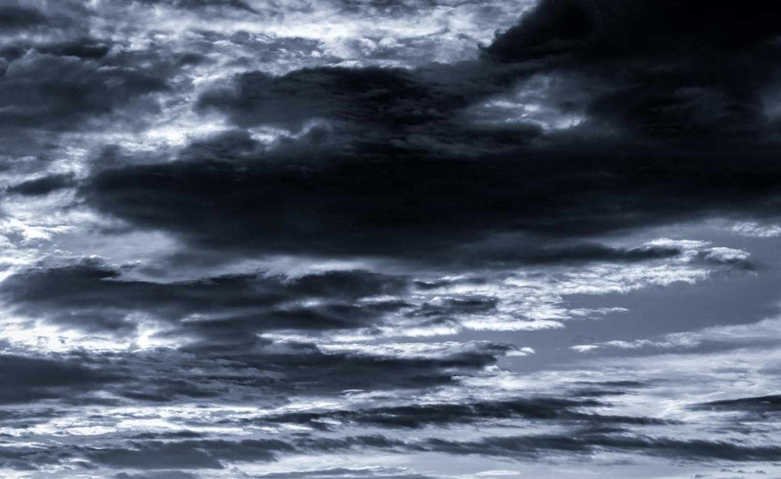 dunkler dramatischer himmel und wolken. hintergrund für tod und trauriges konzept. grauer Himmel und flauschige weiße Wolken. Donner und Sturmhimmel. trauriger und launischer Himmel. Naturhintergrund. toter abstrakter hintergrund. Wolkengebilde. foto