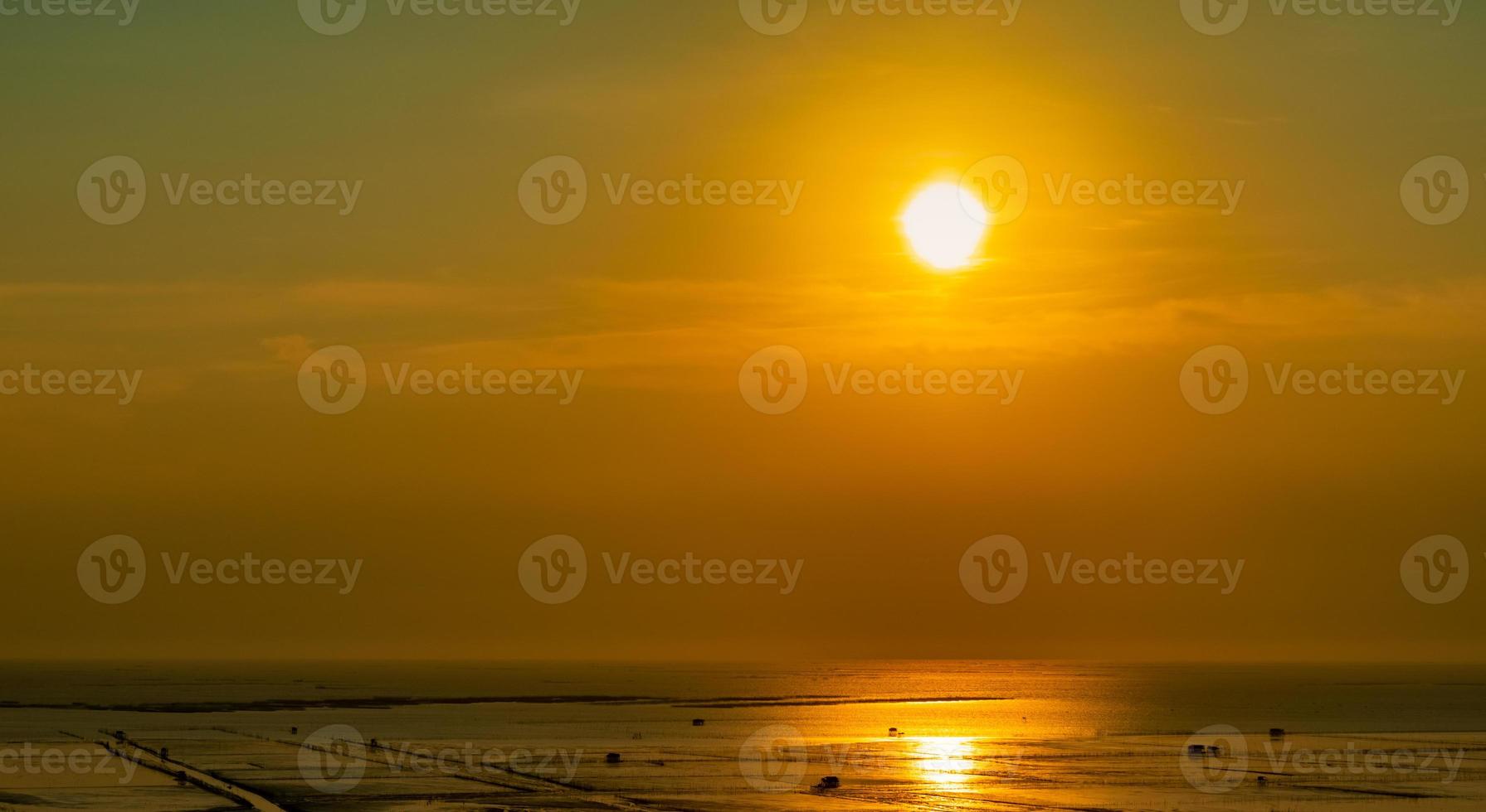 schöner sonnenuntergangshimmel. Sonnenuntergang am Strand. Dämmerung Meer und Himmel. tropisches meer in der dämmerung. dramatischer orangefarbener und goldener Himmel. ruhige See. abstrakter hintergrund des sonnenuntergangs. goldener himmel am abend. beruhige und entspanne das Leben. foto