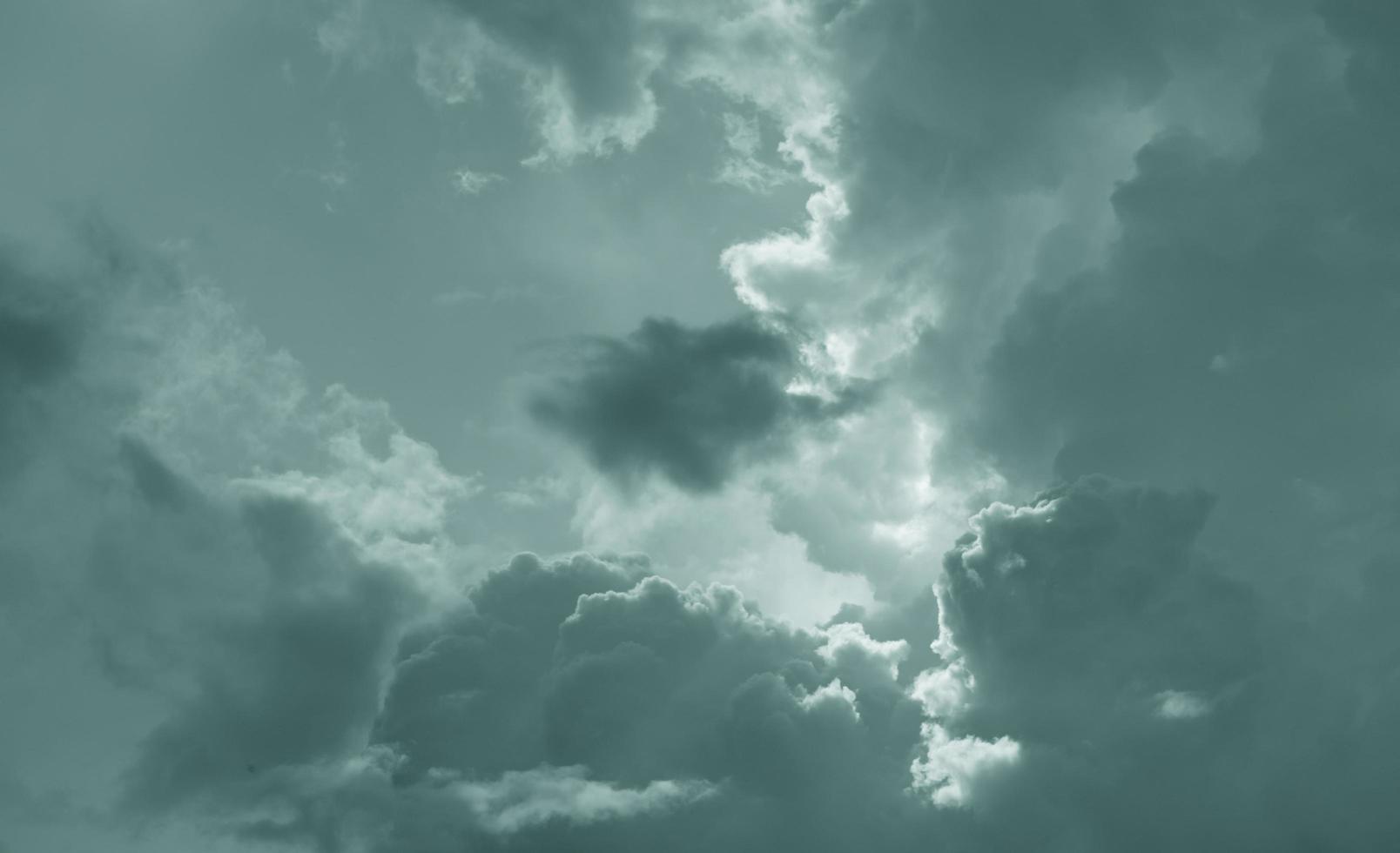 dunkler dramatischer himmel und wolken. hintergrund für tod und trauriges konzept. grauer Himmel und flauschige weiße Wolken. Donner und Sturmhimmel. trauriger und launischer Himmel. Naturhintergrund. toter abstrakter hintergrund. Wolkengebilde. foto