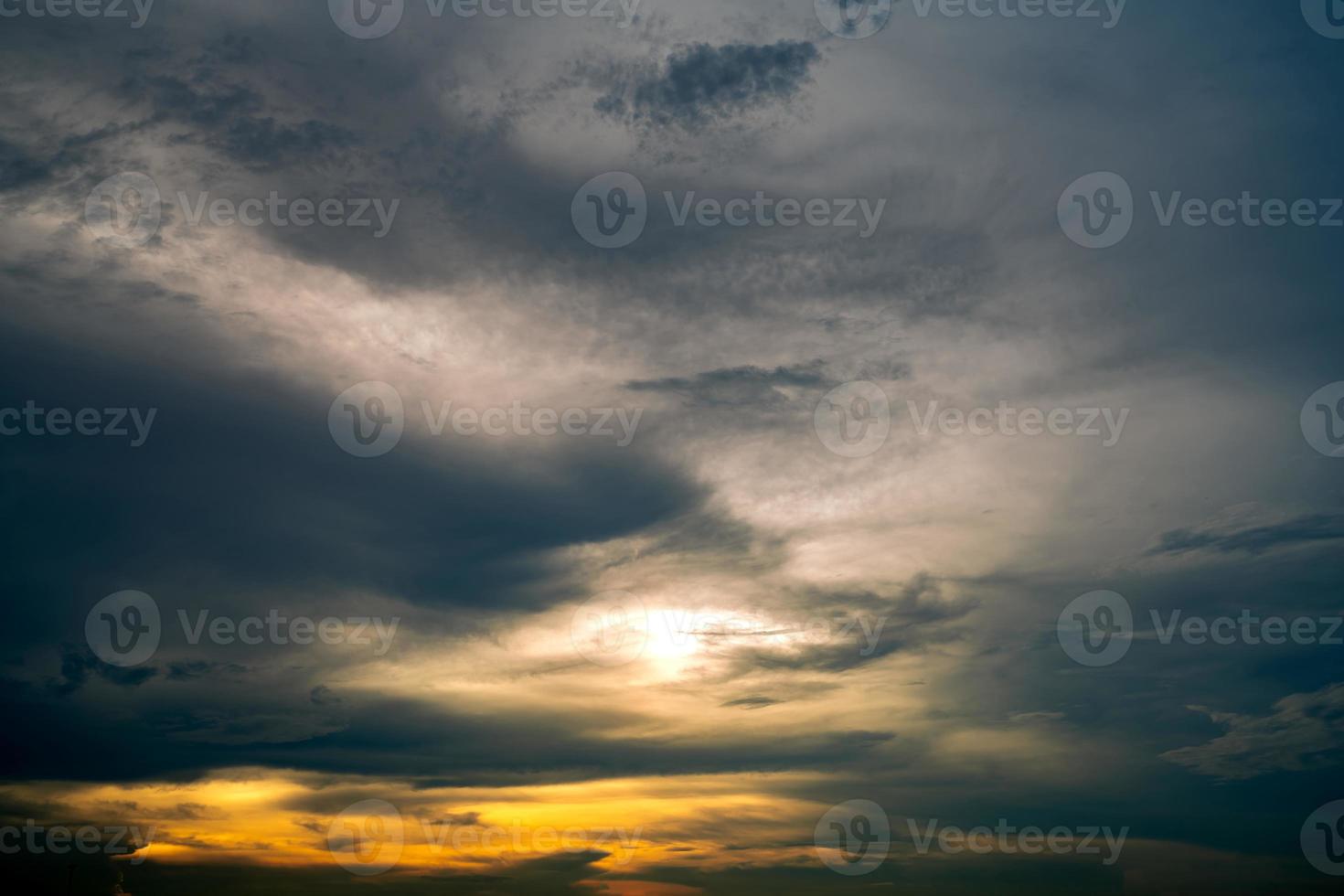 schöner Sonnenaufgangshimmel. goldener, grauer und weißer Himmel. farbenfroher Sonnenaufgang. Kunstbild des Himmels bei Sonnenaufgang. sonnenaufgang und wolken für inspirationshintergrund. Natur Hintergrund. friedliches und ruhiges Konzept. foto