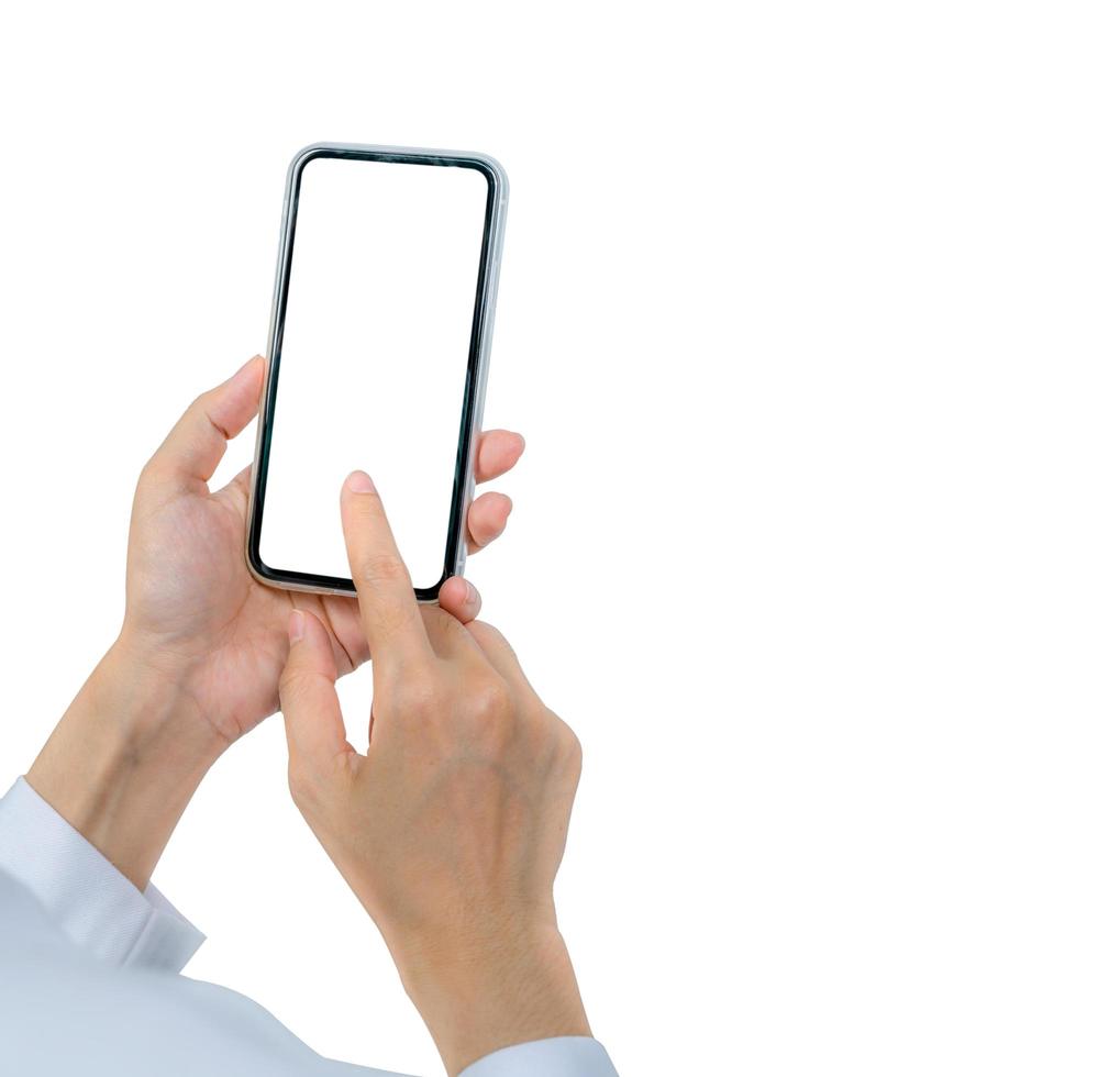 die hand der frau, die smartphone hält und verwendet. Closeup Hand berühren Smartphone mit leeren Bildschirm isoliert auf weißem Hintergrund und kopieren Sie Platz für Text. Handy mit leerem Bildschirm. Online Marketing. foto