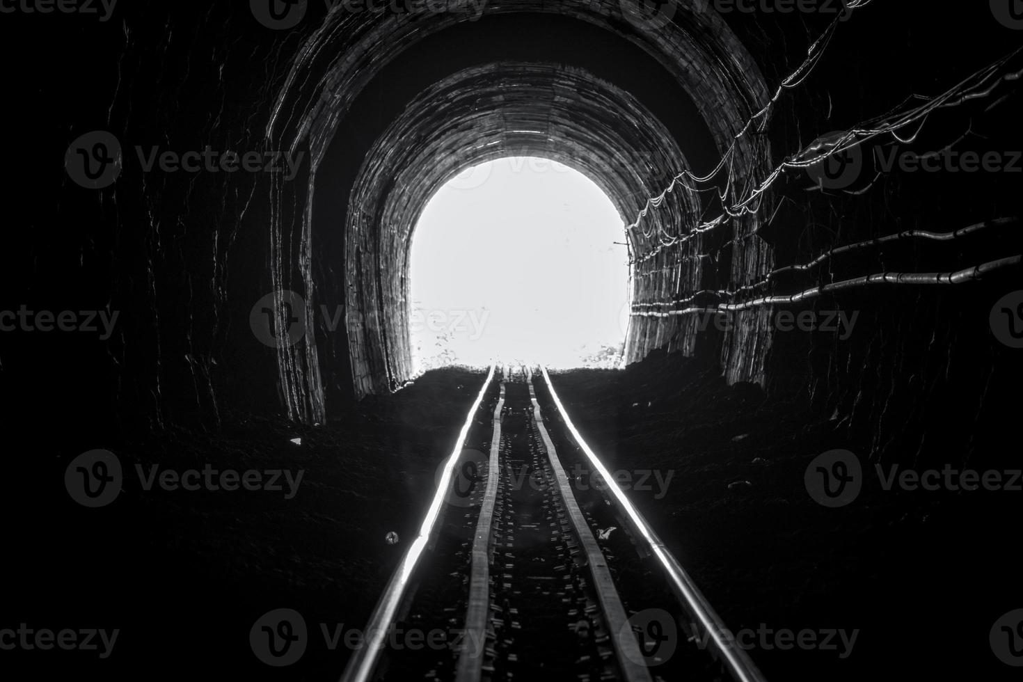 Eisenbahntunnel. alte eisenbahn in der höhle. Hoffnung auf Leben am Ende des Weges. Eisenbahn des Lokomotivzuges in Thailand. alte Architektur. eisenbahntunnel gebaut 1914. reisen und hoffen am ziel. foto