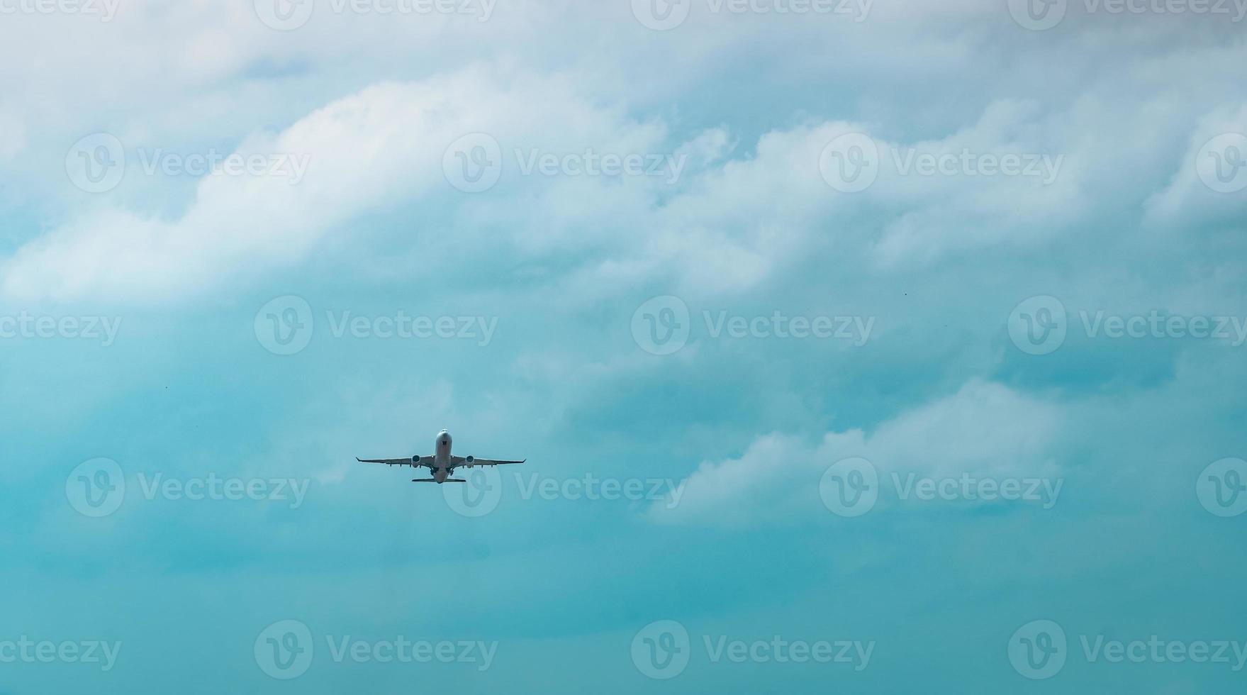 kommerzielle Fluggesellschaft. Passagierflugzeug hebt am Flughafen mit schönem blauem Himmel und weißen Wolken ab. Flug verlassen. die Auslandsreise antreten. Ferienzeit. gute Reise. foto