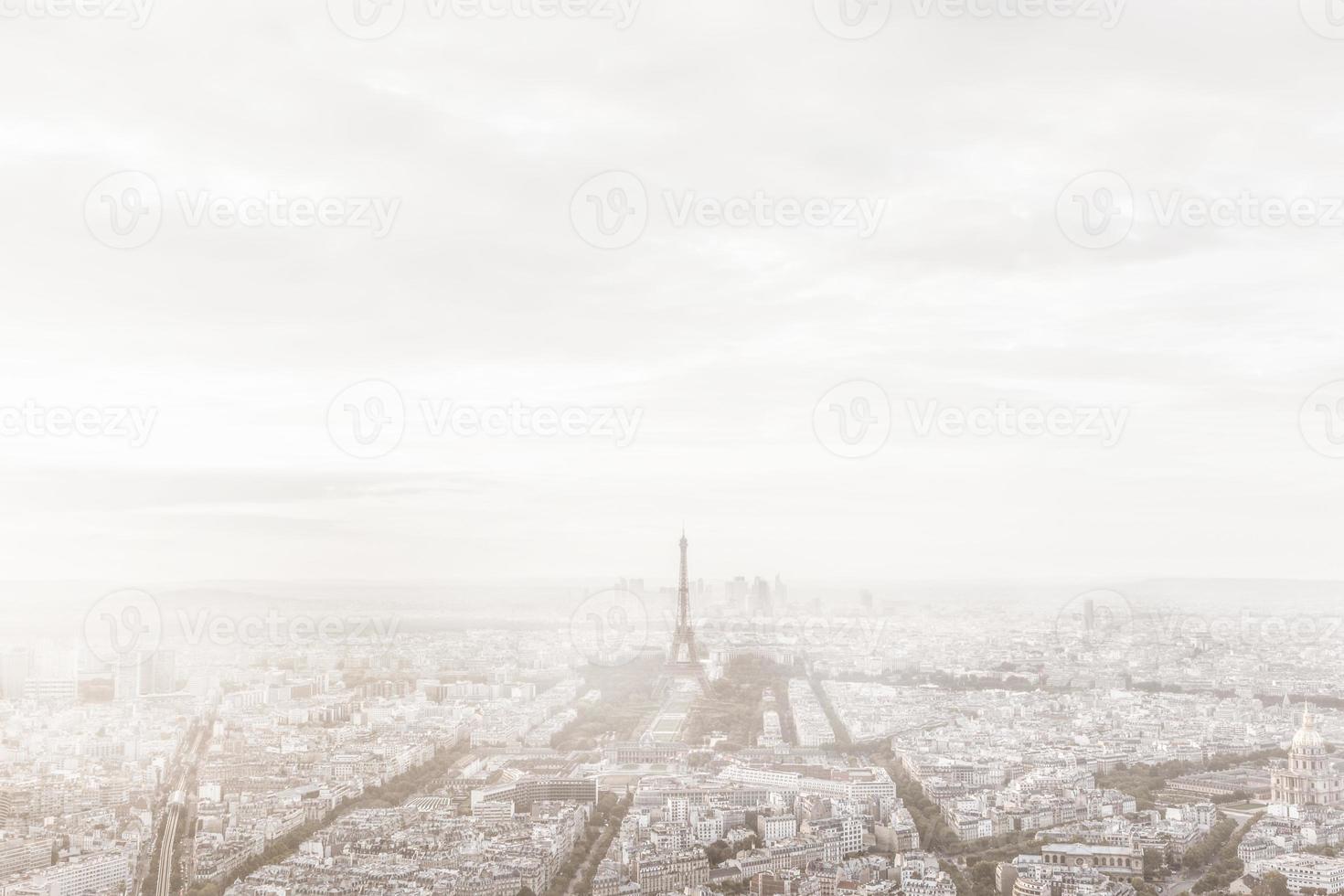 paris, frankreich skyline im nebligen nebel. eiffelturm neblig, einzigartige aussicht. foto