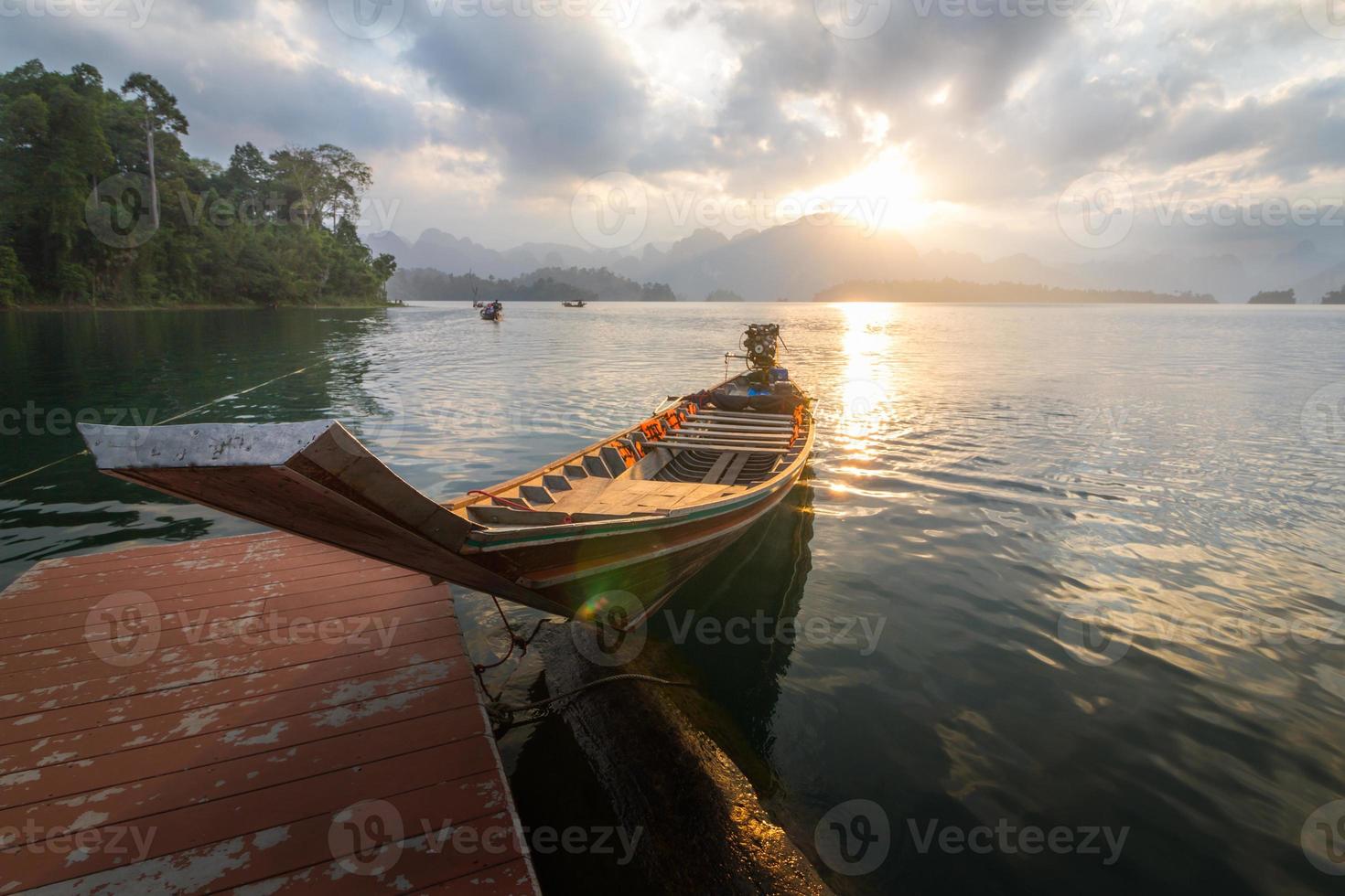 Boot bei Sonnenaufgang am Damm foto