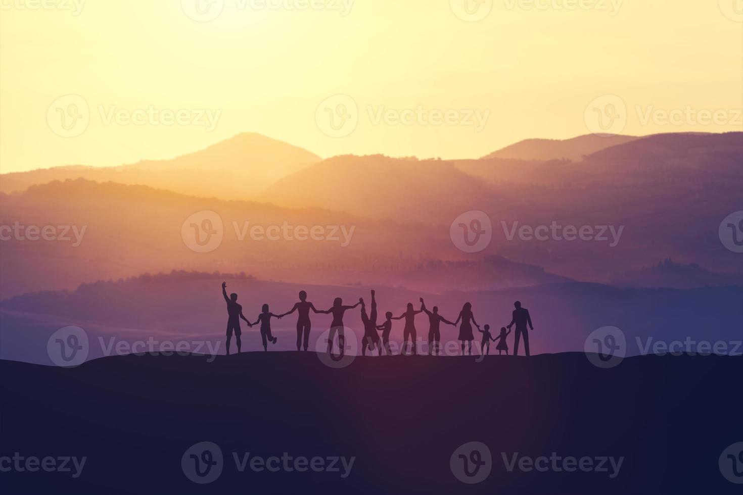 Gruppe glücklicher Menschen bei Sonnenuntergang foto