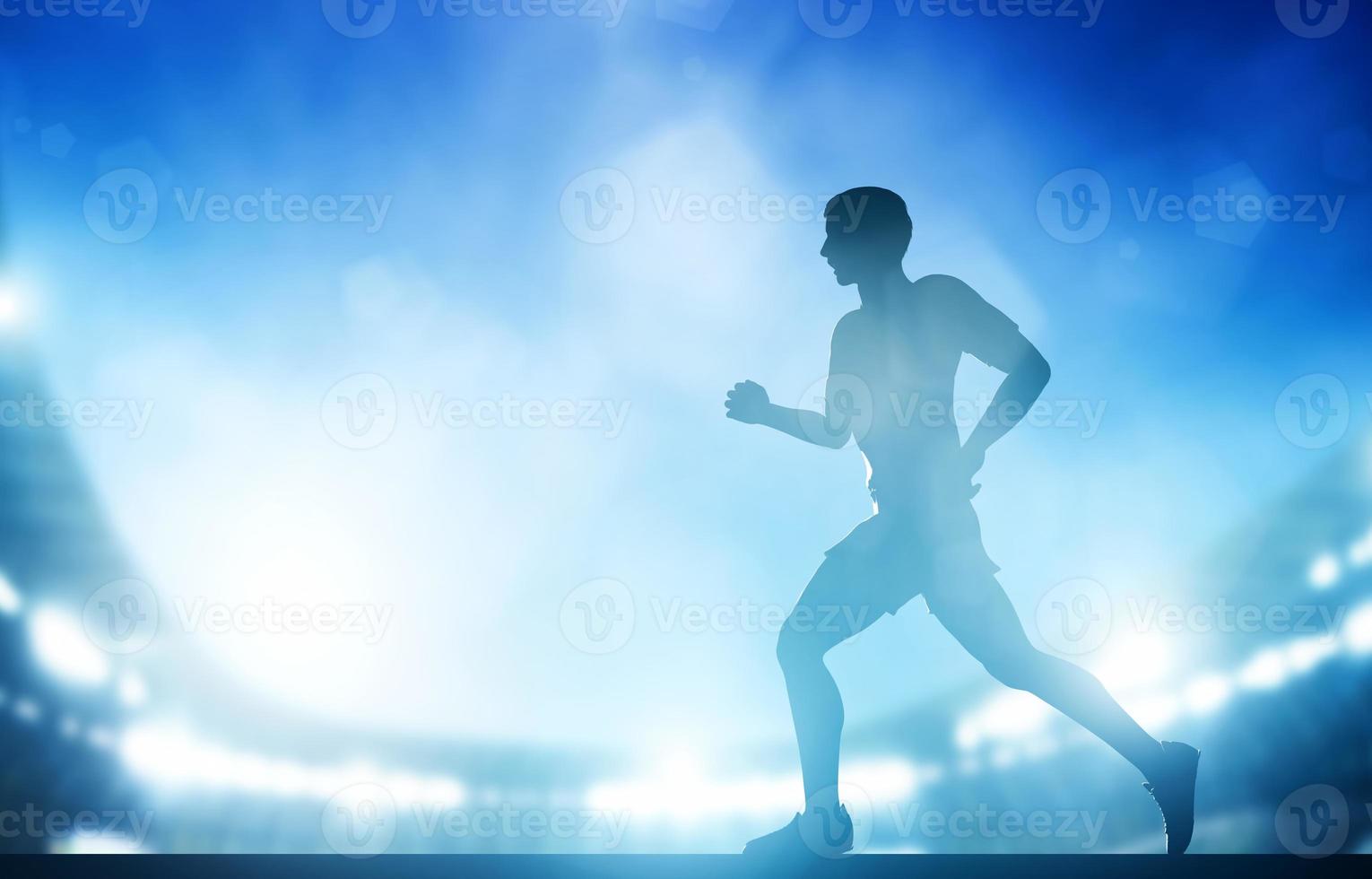 Mann, der in Nachtlichtern auf dem Stadion läuft. Leichtathletik laufen foto