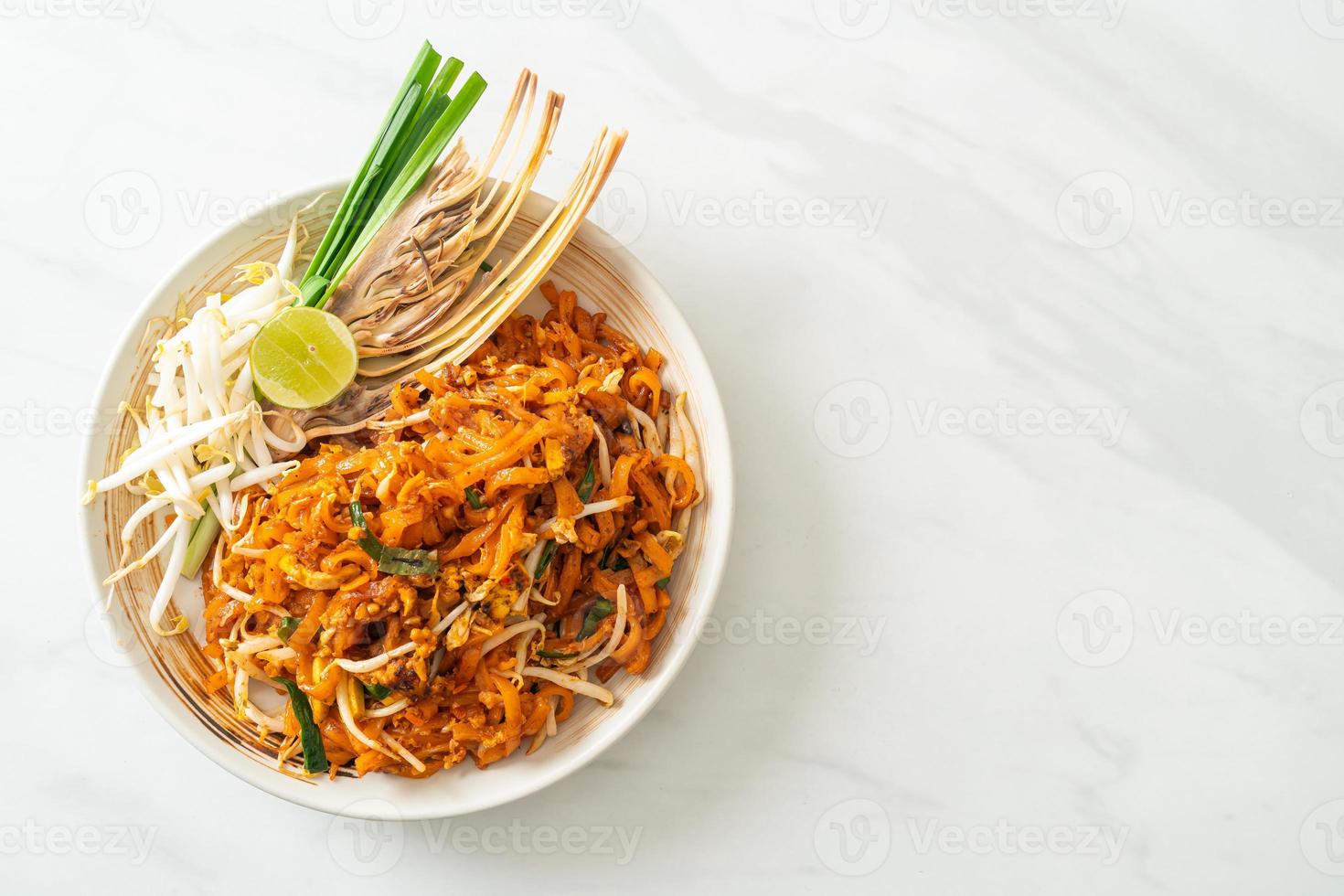 gebratene Nudeln mit Tofu und Sprossen oder Pad Thai foto