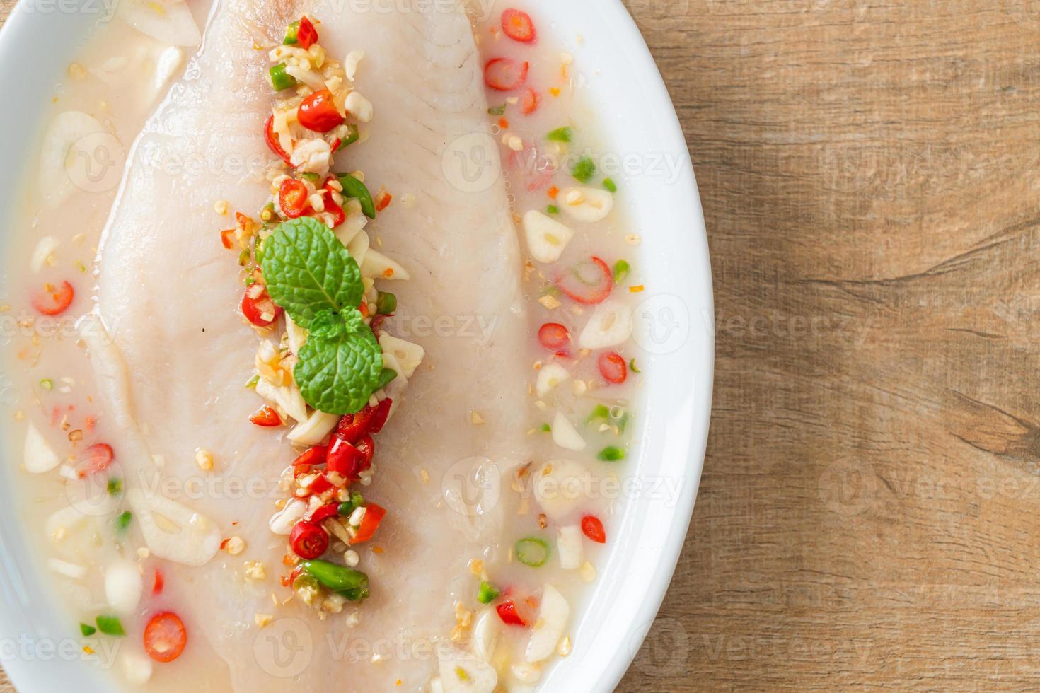 gedünsteter Fisch in würziger Zitronensauce foto