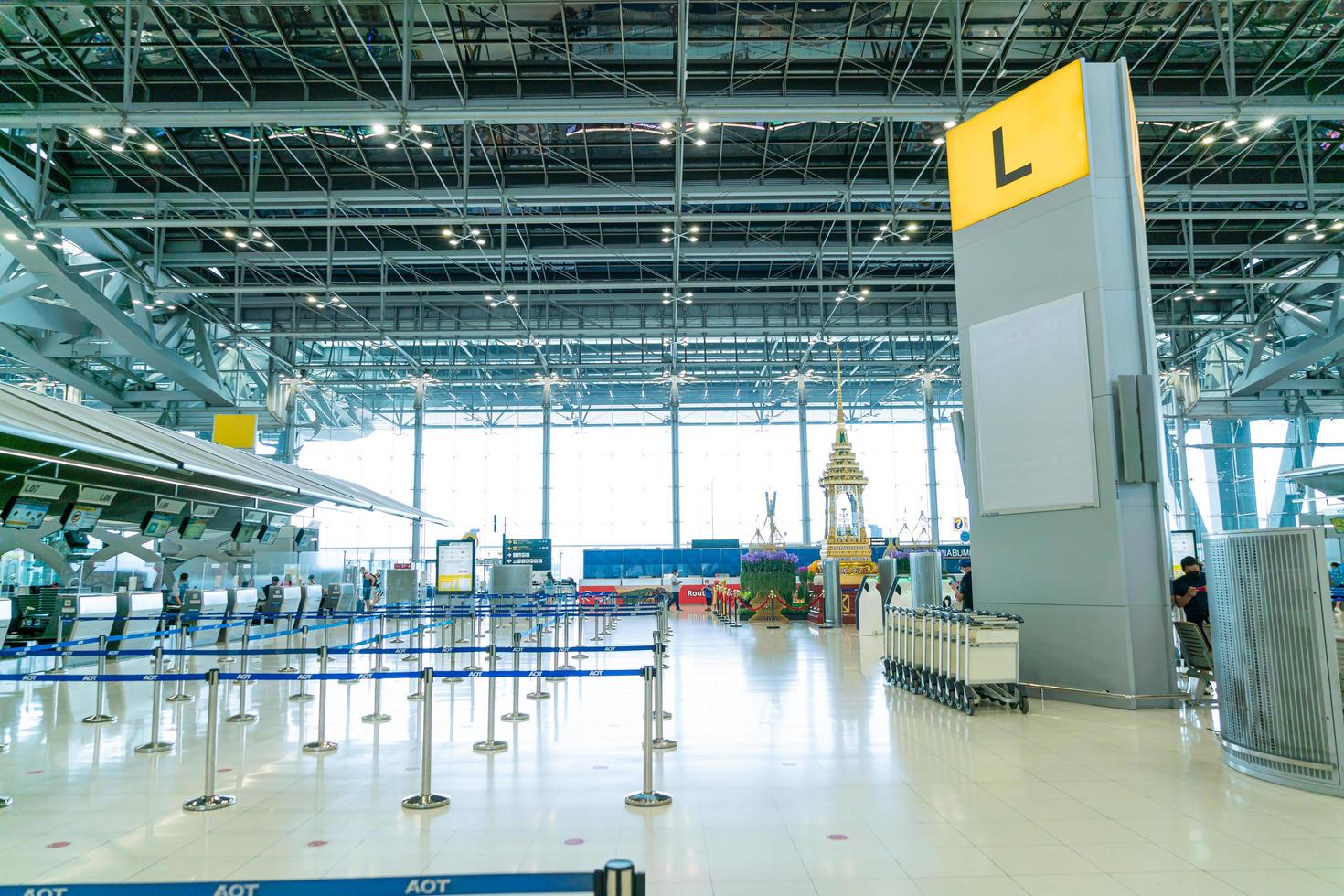 bangkok, thailand - 23. mai 2022 - passagiere des flughafens bangkok suvarnabhumi im abflugterminal, menschen in medizinischen masken aus coronavirus. foto