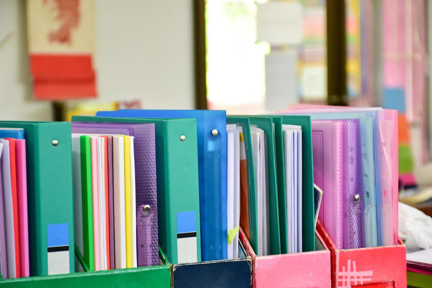 Nahaufnahme der Papierkrambox zur Aufbewahrung verschiedener Dokumente, die auf dem Tisch im Büro platziert wird, weicher Fokus. foto