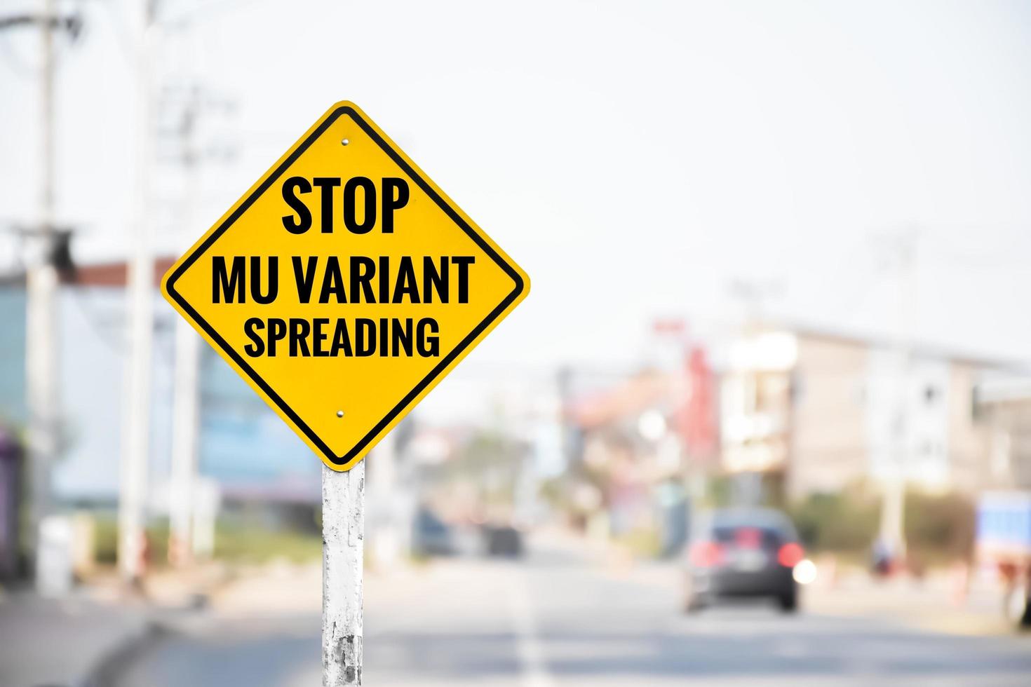 Stoppen Sie das Covid 19-Variantenschild auf dem Pole-Konzept. foto