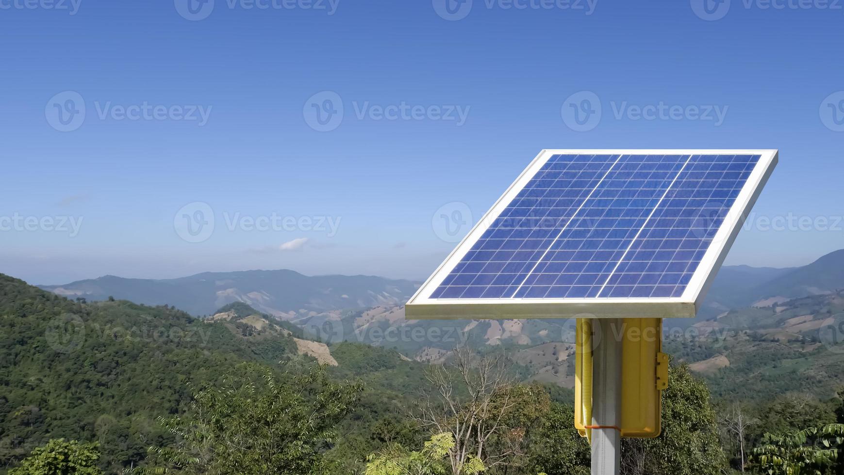 photovoltaikpanel, neue technologie zum speichern und nutzen der energie aus der natur mit menschlichem leben, nachhaltiger energie und umweltfreundlichem konzept. foto