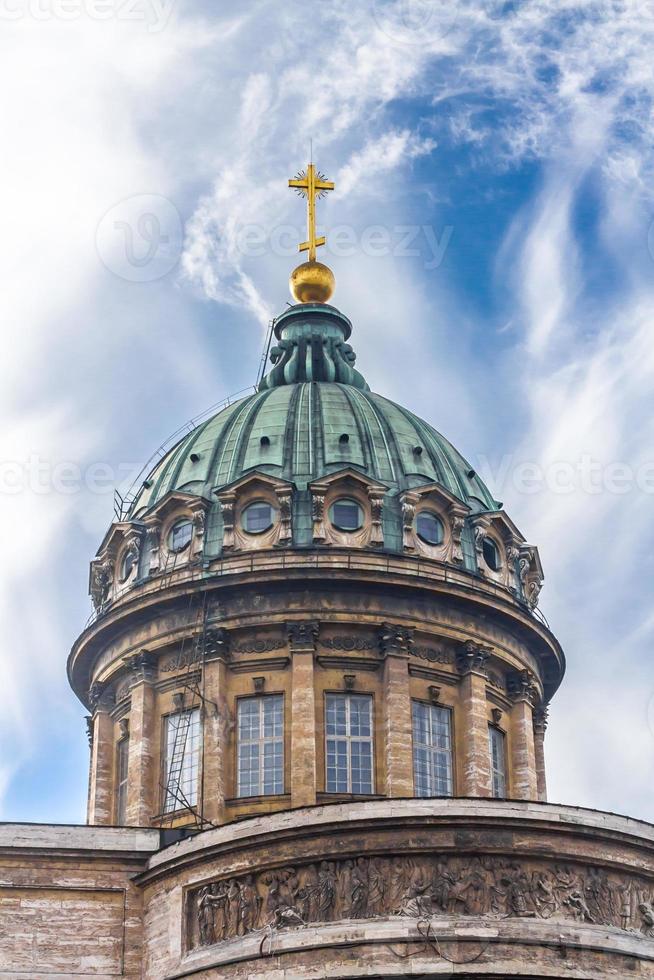 die Kuppel der Kazan-Kathedrale am Himmel foto
