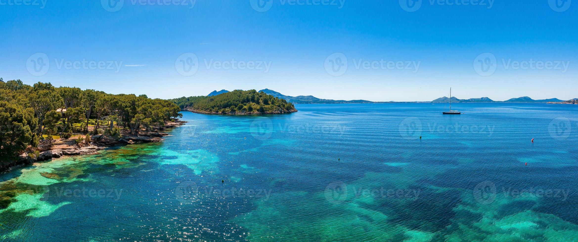 tropischer Paradiesstrand mit weißem Sand und Kokospalmen foto