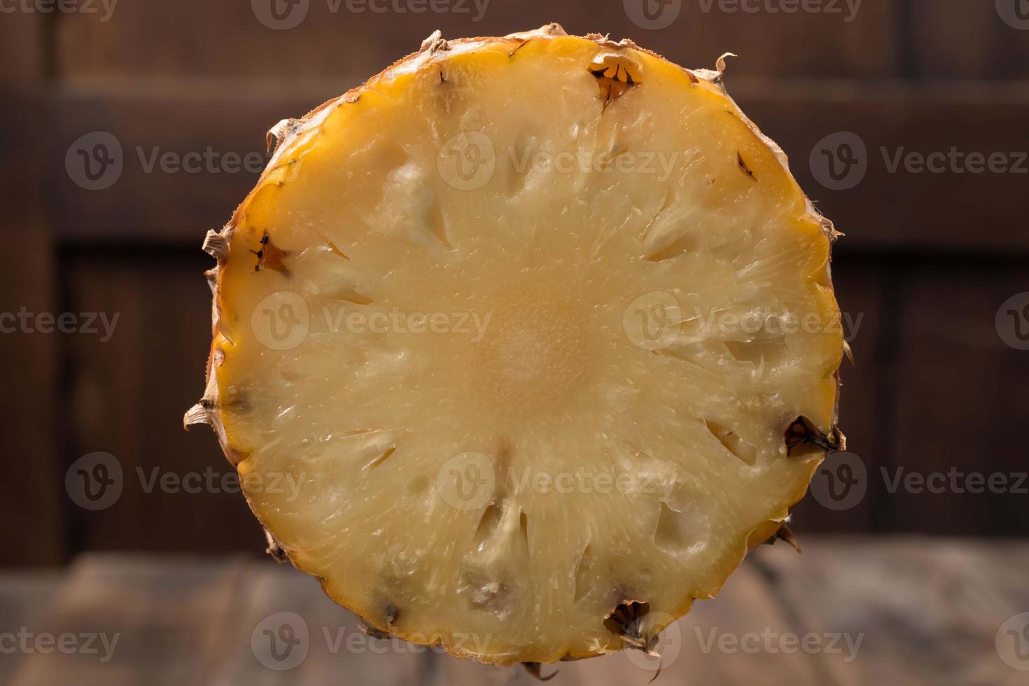 Gesundes Essen Ananas in Scheiben geschnitten auf Holztisch. foto