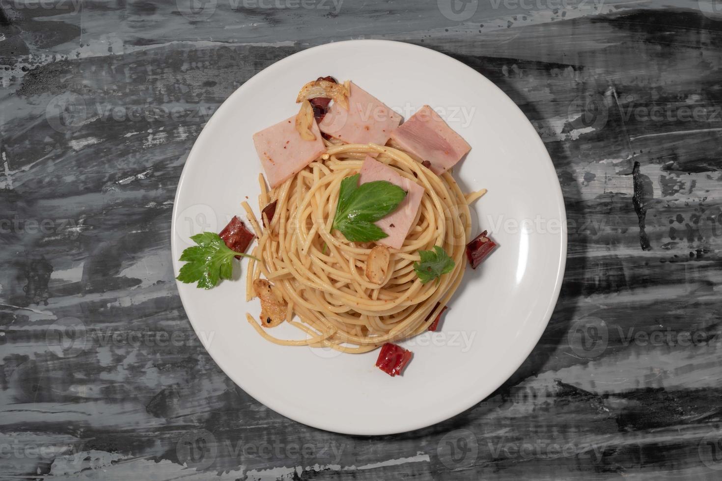 Pasta in weißer Platte auf grauem Hintergrund italienisches Essen. foto