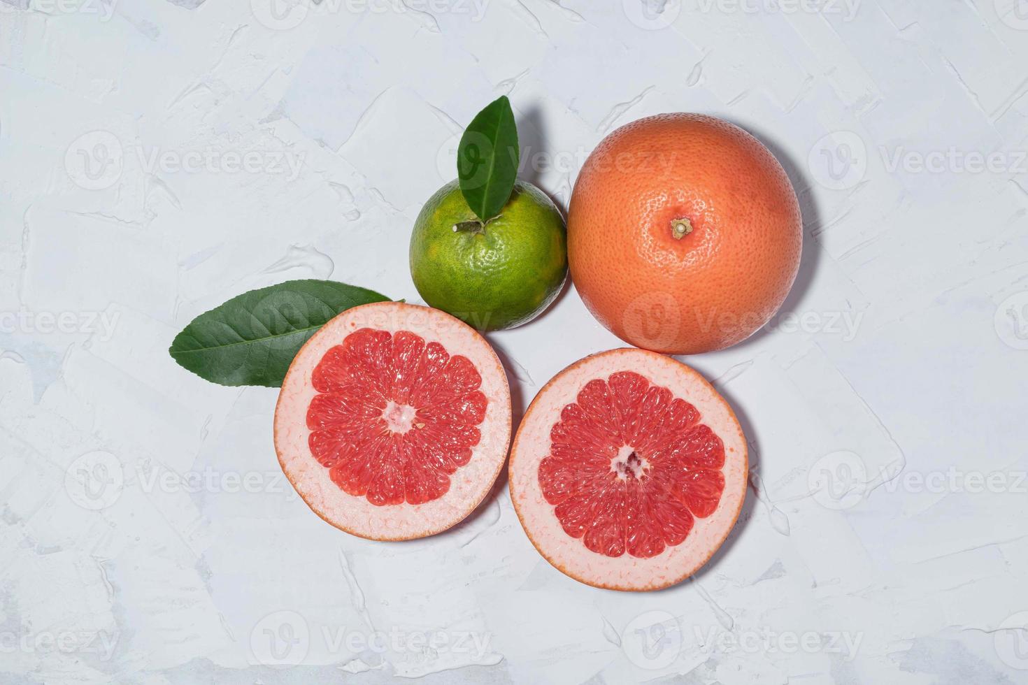 gesundes Obst gutes Essen Grapefruit auf weißem Tisch. foto