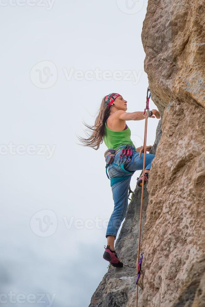 junge Frau während eines Kletterabenteuers foto