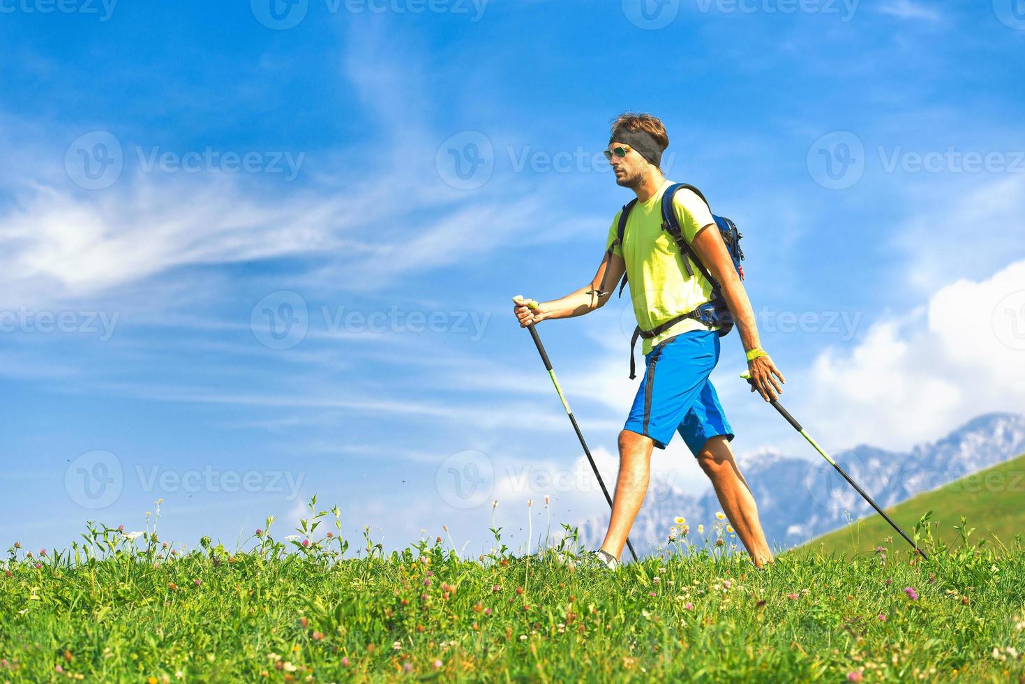 Nordic-Walking-Aktivitäten mit Stöcken in der Natur in den Hügeln foto