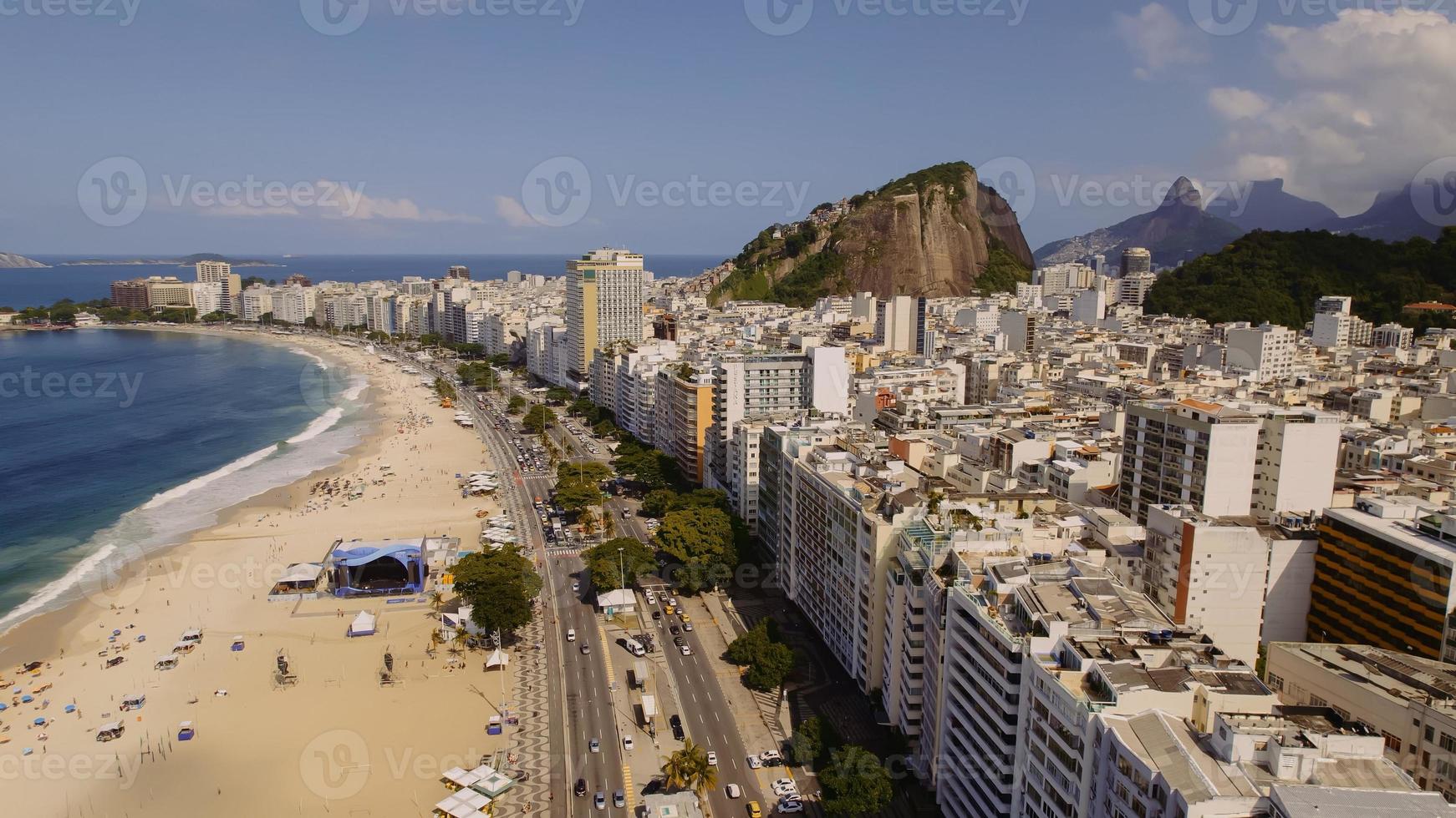 copacabana-strand, rio de janeiro, brasilien. Reiseziele im Sommer. Luftaufnahme. foto