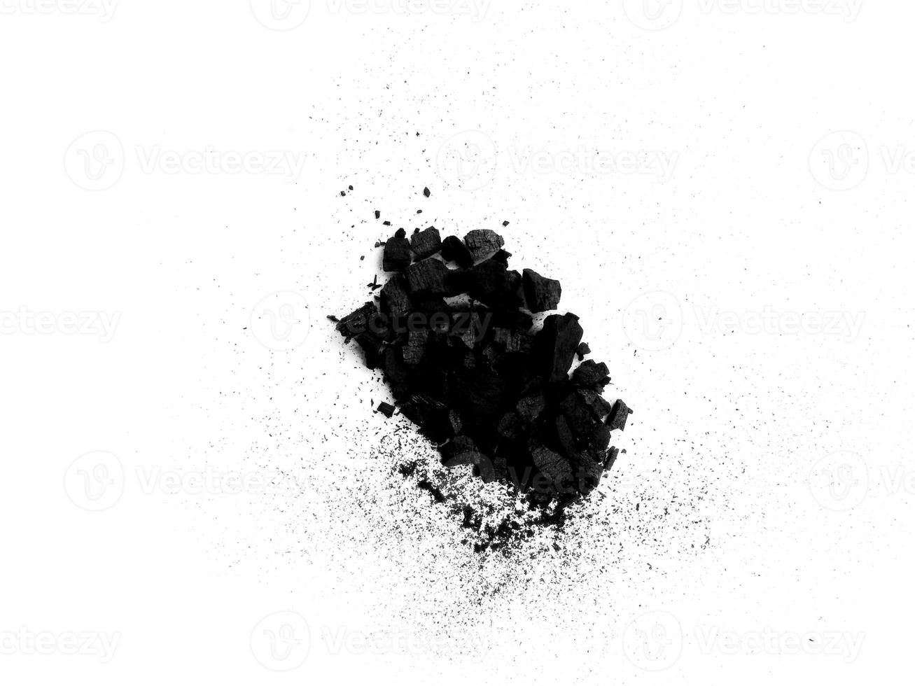 Holzkohle oder Kohlenstaub. schwarze Holzkohlestruktur. schwarzer Holzkohlestaub isoliert auf weißem Hintergrund foto