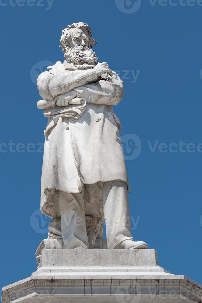 die statue von niccolo tommaseo auf dem campo santo stefano in venedig foto