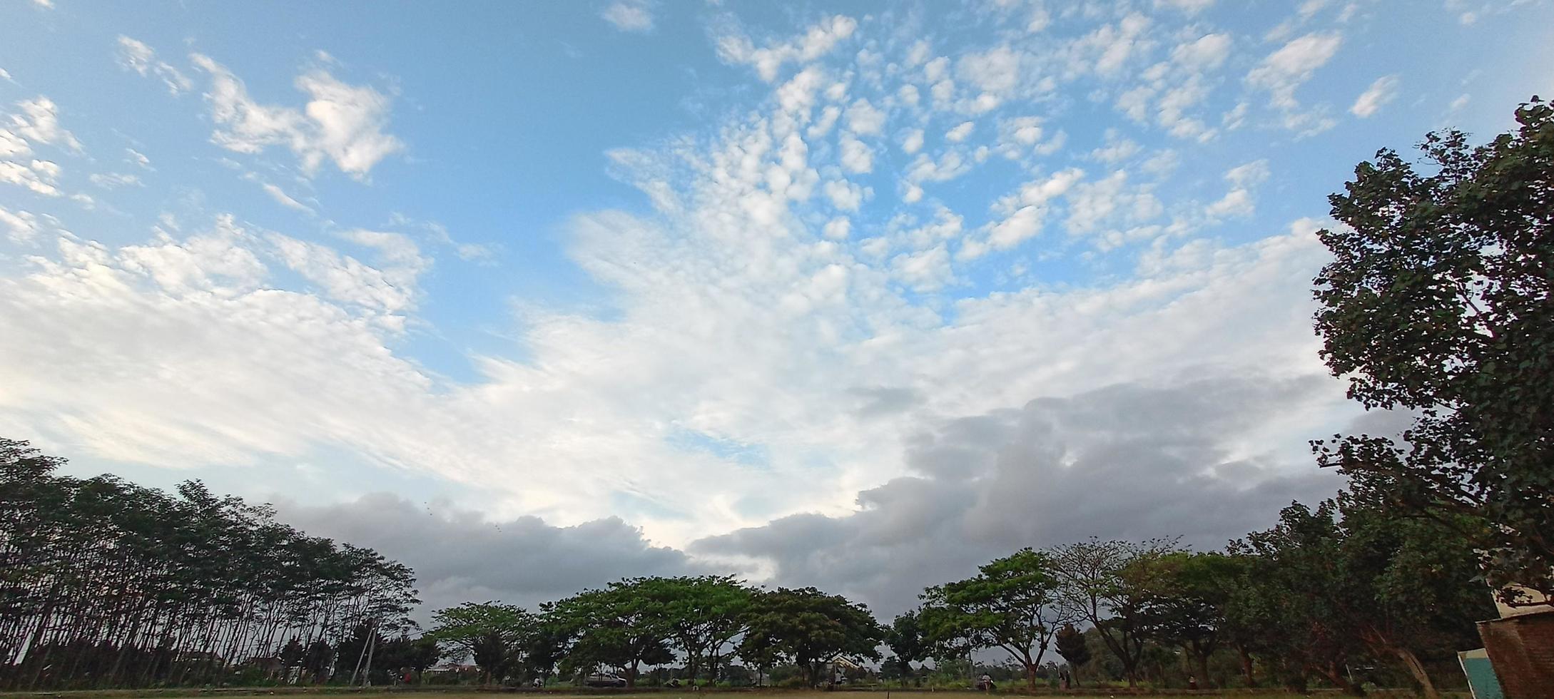 Dorflandschaft mit grünen Bäumen und blauem Himmel foto