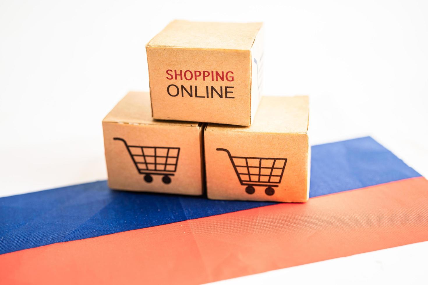 Box mit Online-Shopping-Warenkorb-Logo und Russland-Flagge, Import-Export-Shopping online oder Handel Finanzen Lieferservice Store Produktversand, Handel, Lieferantenkonzept. foto