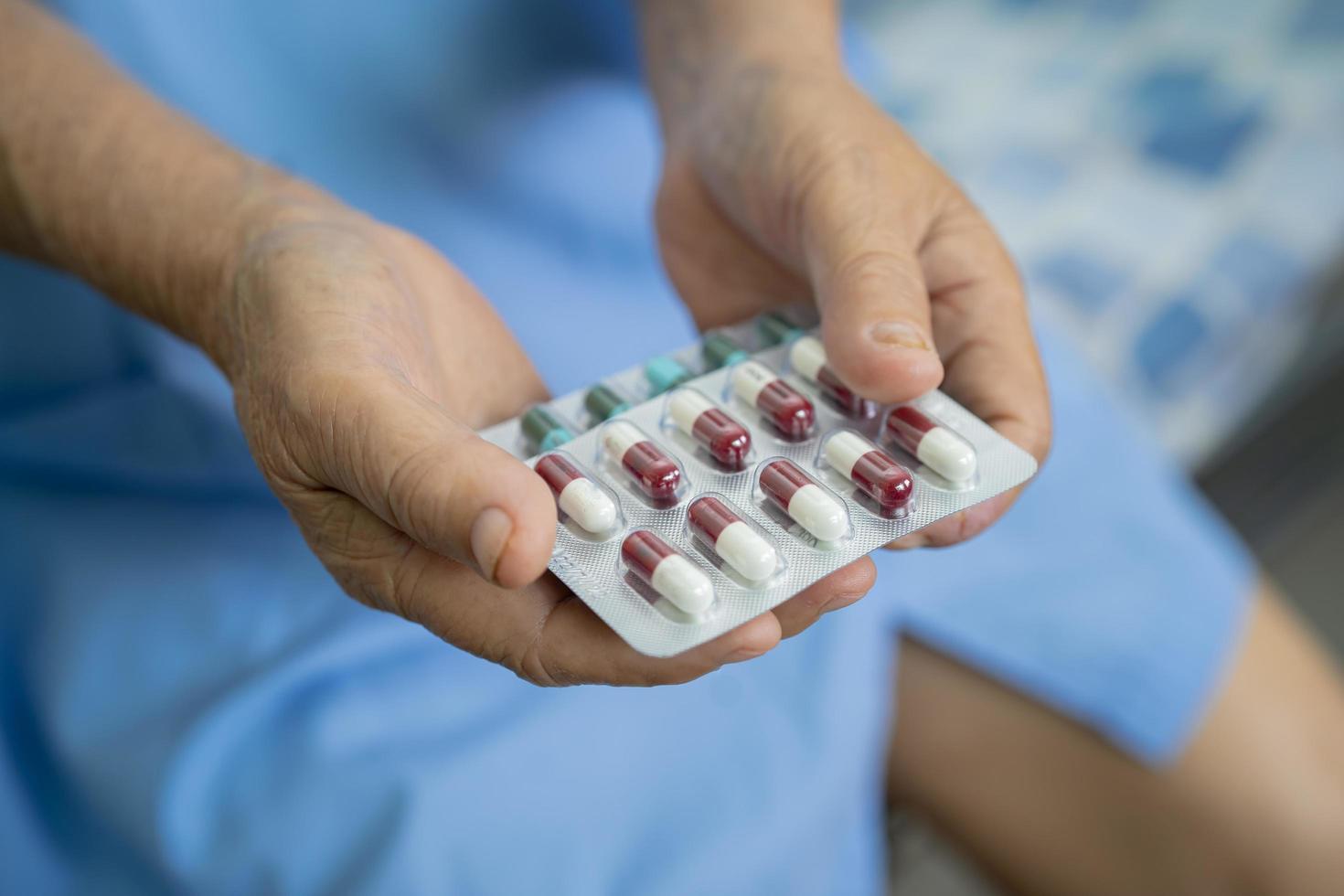 asiatische ältere ältere alte dame frau, die vitamin-c-pillen-droge in der hand hält, gesundes starkes medizinisches konzept. foto