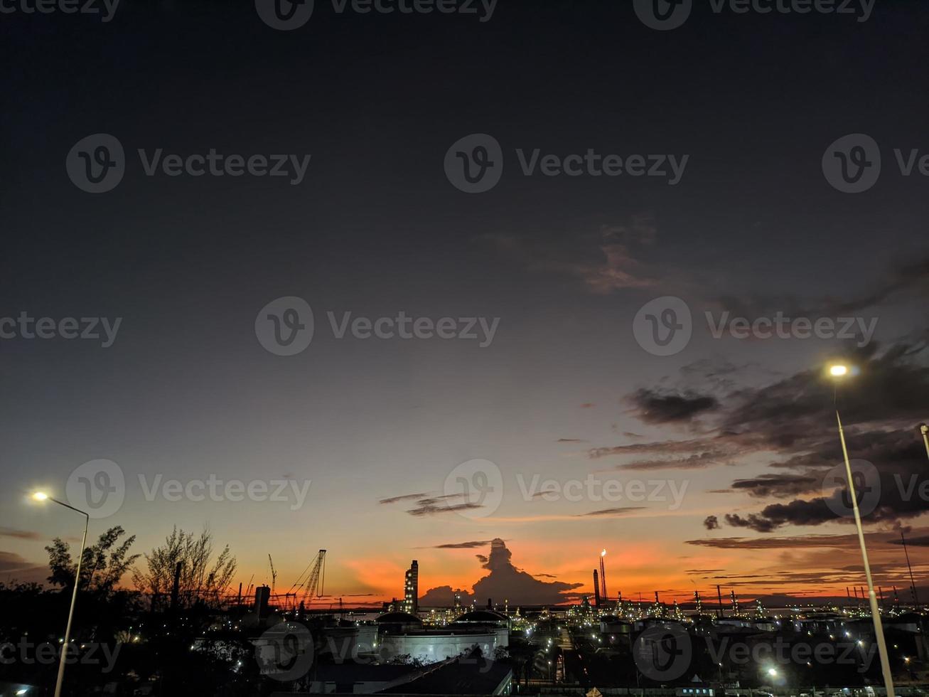 blick auf den himmel und sonnenuntergang mit schönen dicken wolken foto