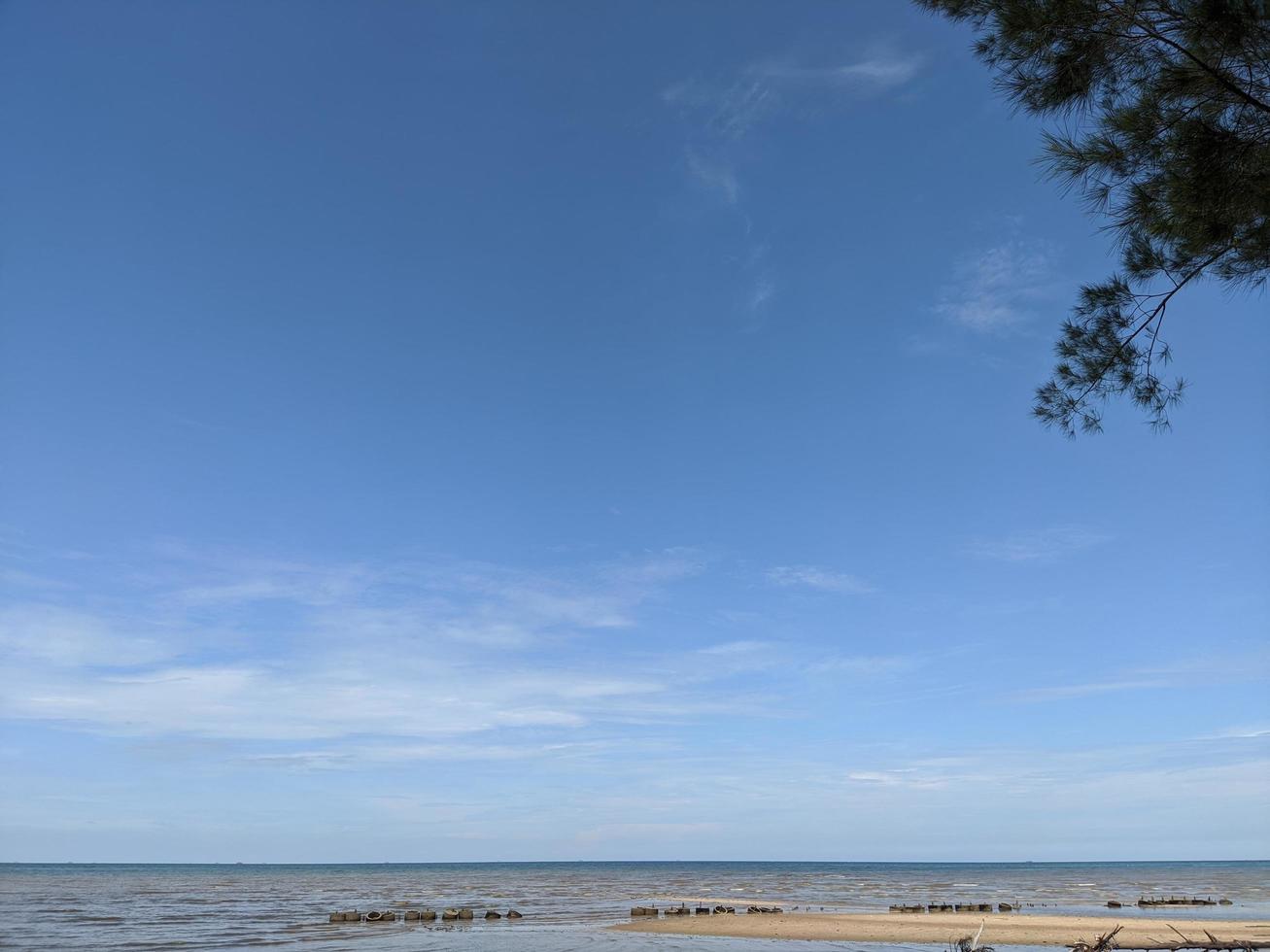 genießen sie die atmosphäre eines sonnigen strandnachmittags in kalimantan, indonesien foto
