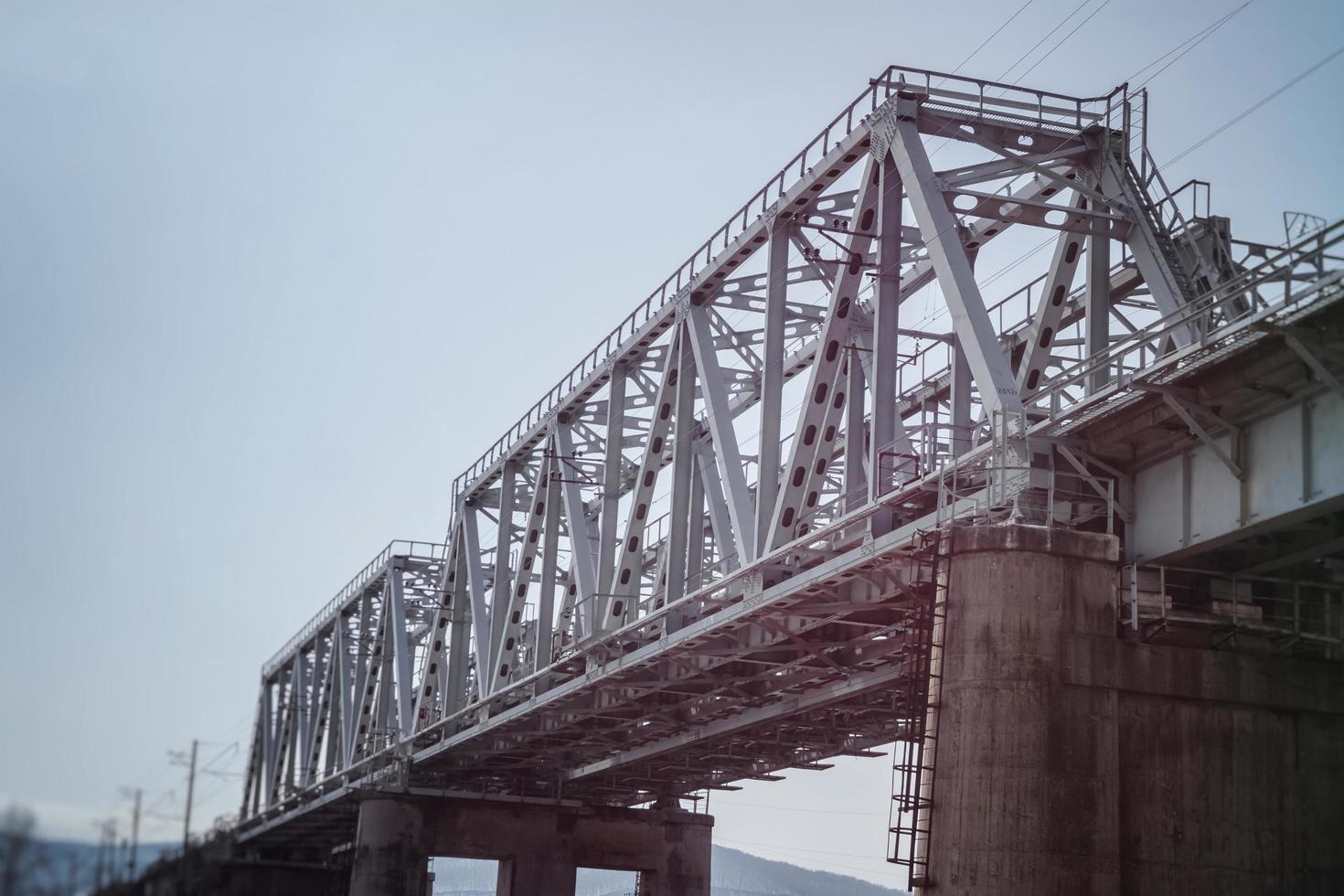 Eisenbahnbrücke aus Metallträgern und Betonsockel. foto