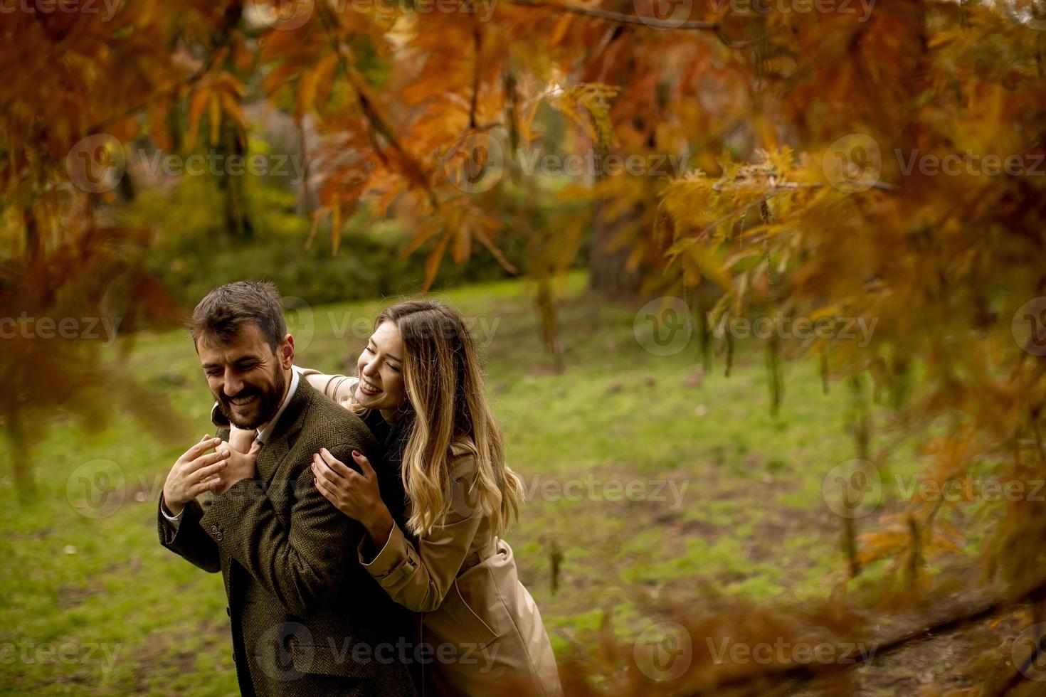 junges Paar im Herbstpark foto