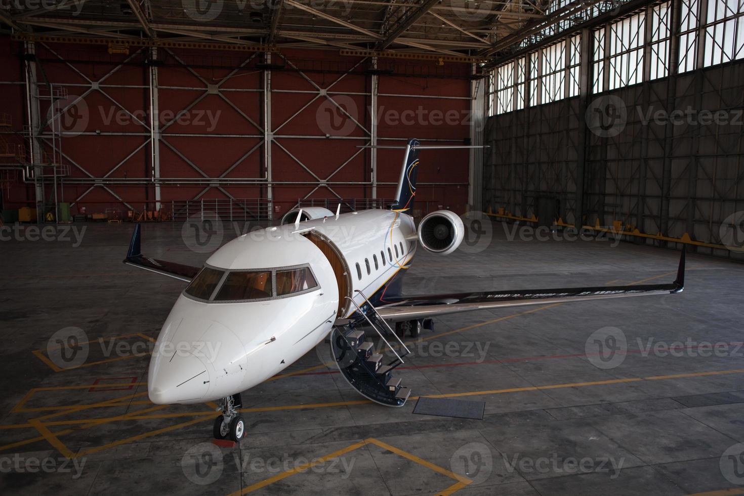 Business Jet Flugzeug bleibt im Hangar. foto