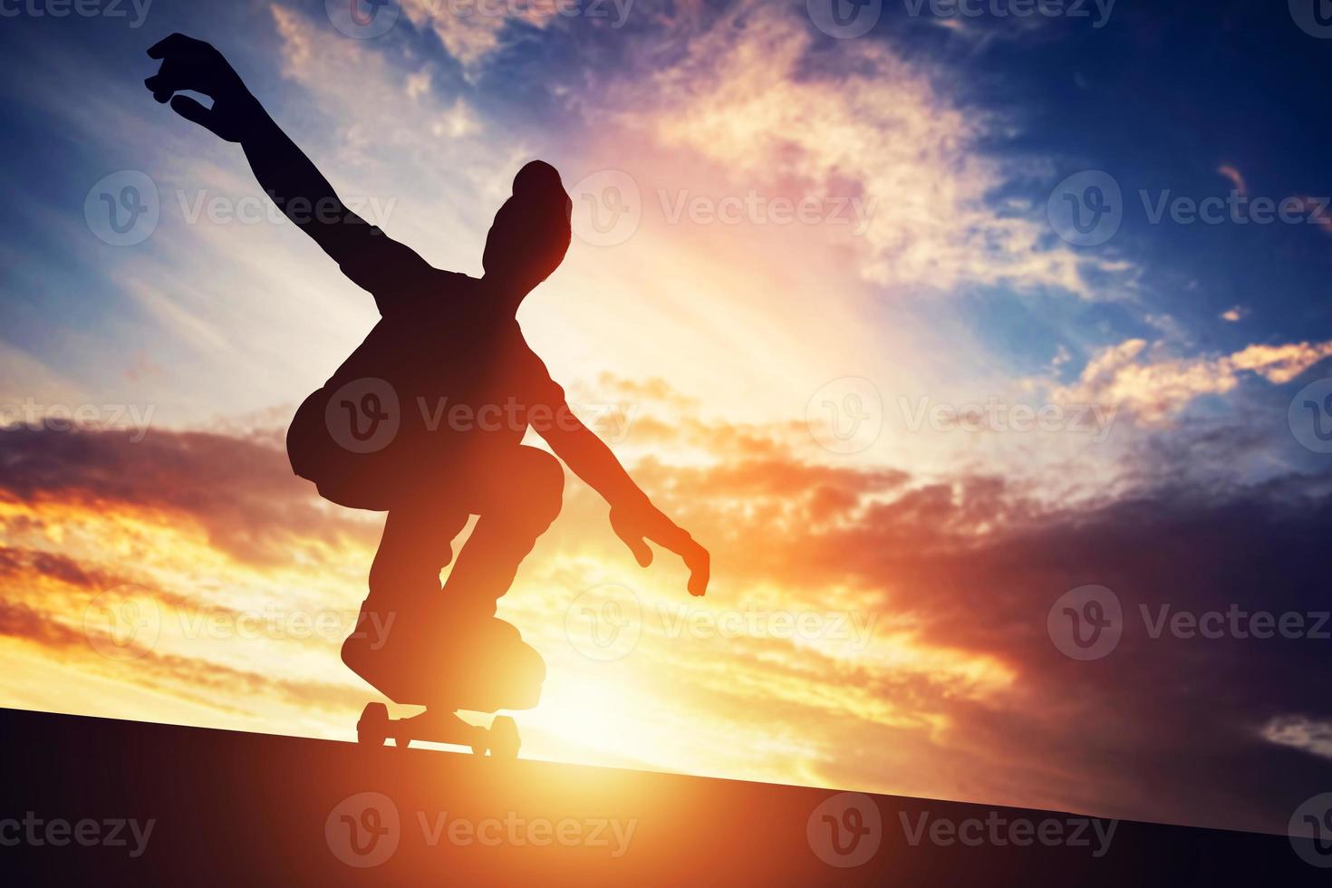 3D-Mann, der bei Sonnenuntergang Skateboard fährt. foto