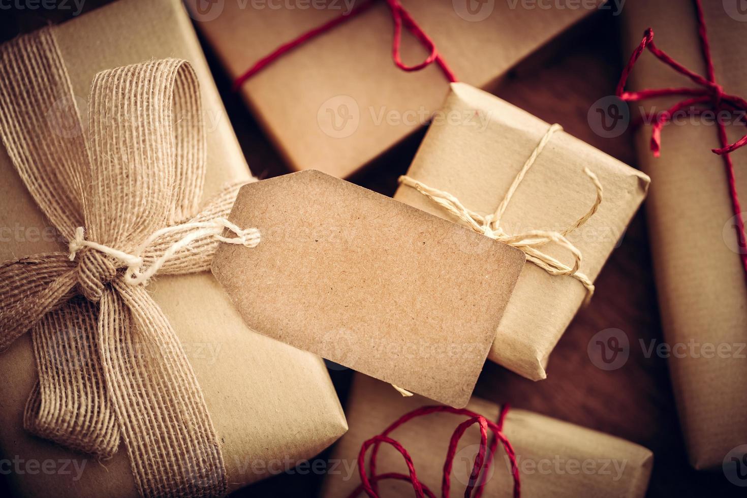 rustikales Retro-Geschenk, Geschenkboxen mit Anhänger. Weihnachtszeit, Öko-Papierverpackung. foto