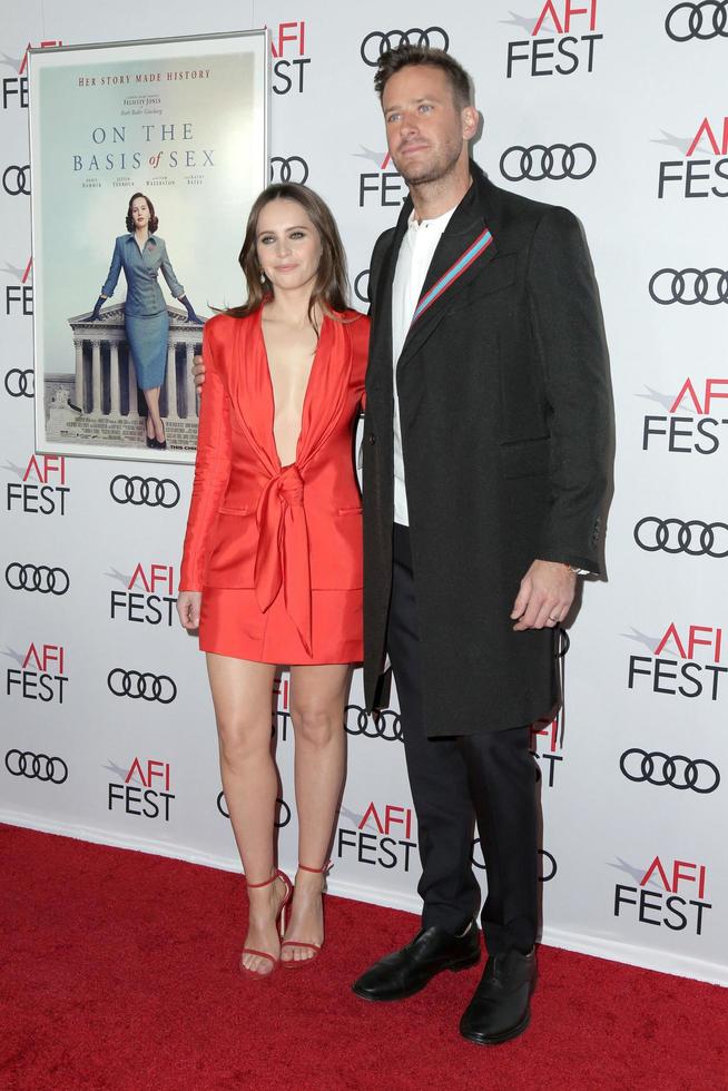 los angeles, nov 8 - felicity jones, armie hammer beim afi fest 2018, eröffnungsgala auf der basis von sex im tcl chinese theater imax am 8. november 2018 in los angeles, ca foto