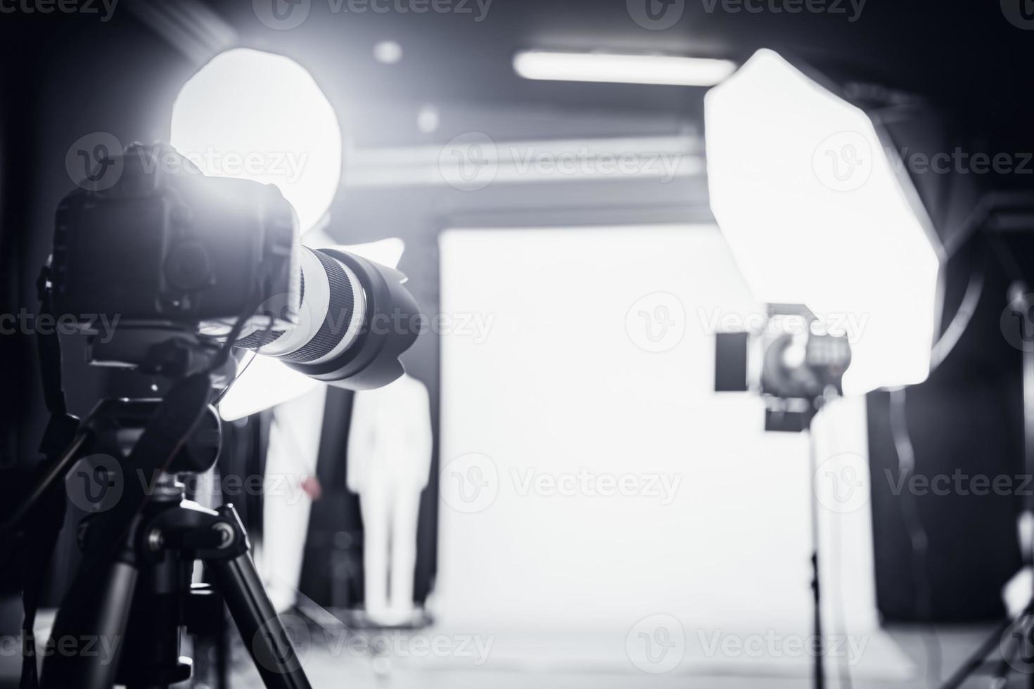 großes Fotostudio mit professioneller Beleuchtung. foto