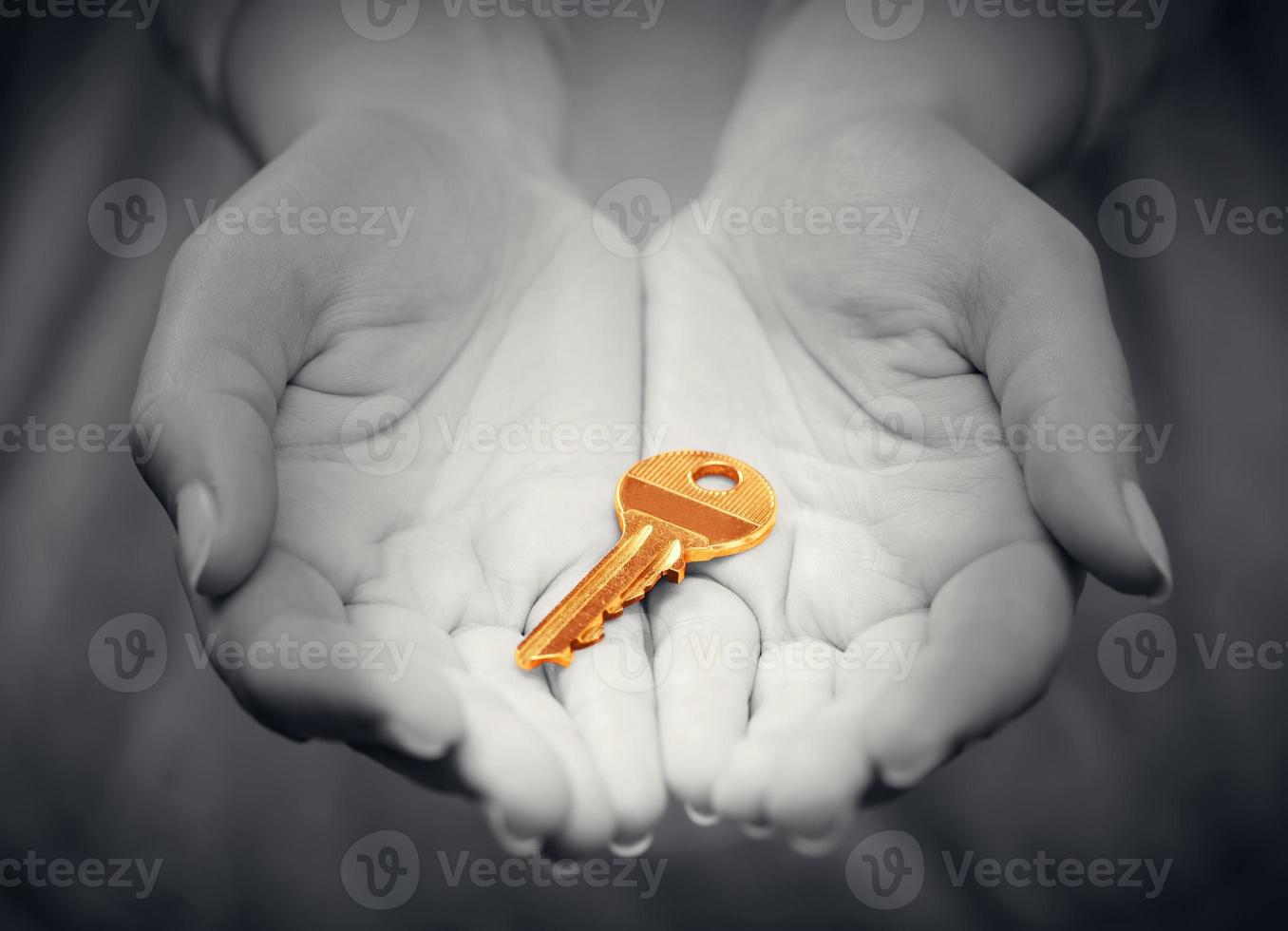 Goldschlüssel in der Hand als Geste des Gebens. erfolgskonzept leben, geschäftslösung, immobilien etc foto
