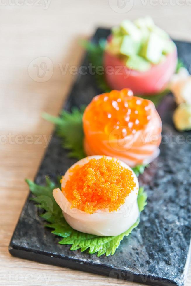 Selektiver Fokuspunkt auf Sushi-Rolle foto