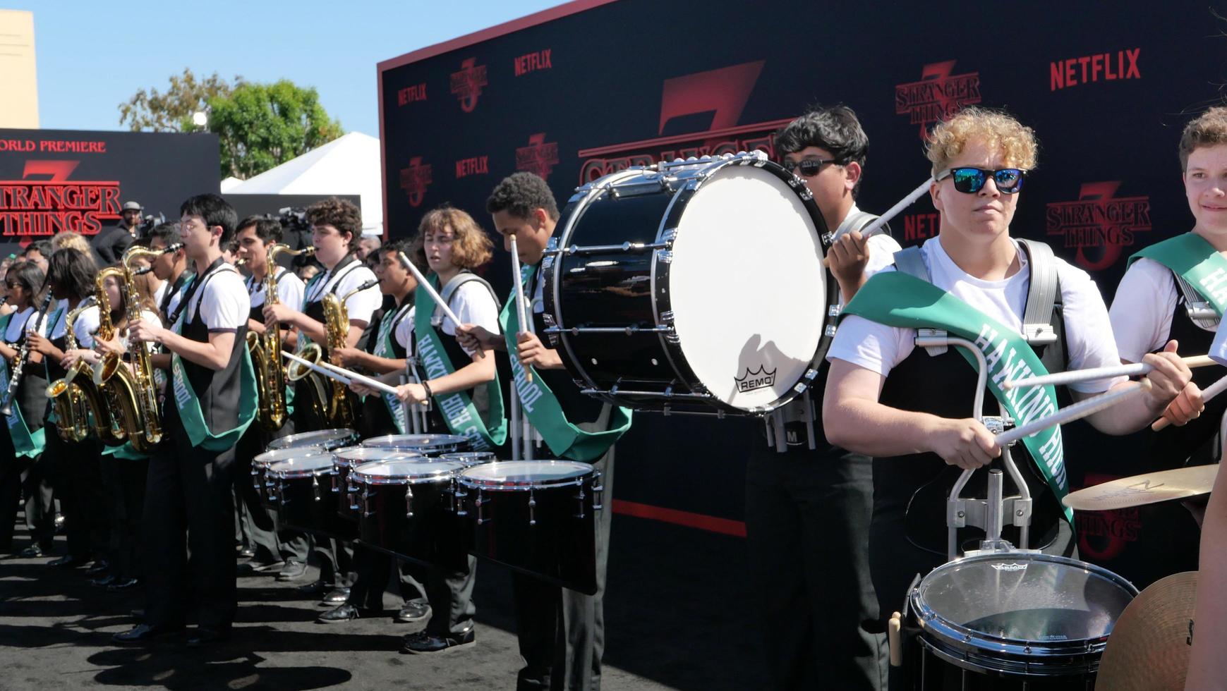 los angeles, 28. juni - allgemeine atmosphäre, hawkins high school, band bei der weltpremiere der dritten staffel von fremden dingen an der santa monica high school am 28. juni 2019 in santa monica, ca foto