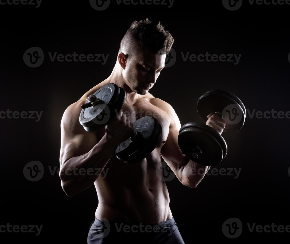 muskulöser Mann Gewichtheben foto
