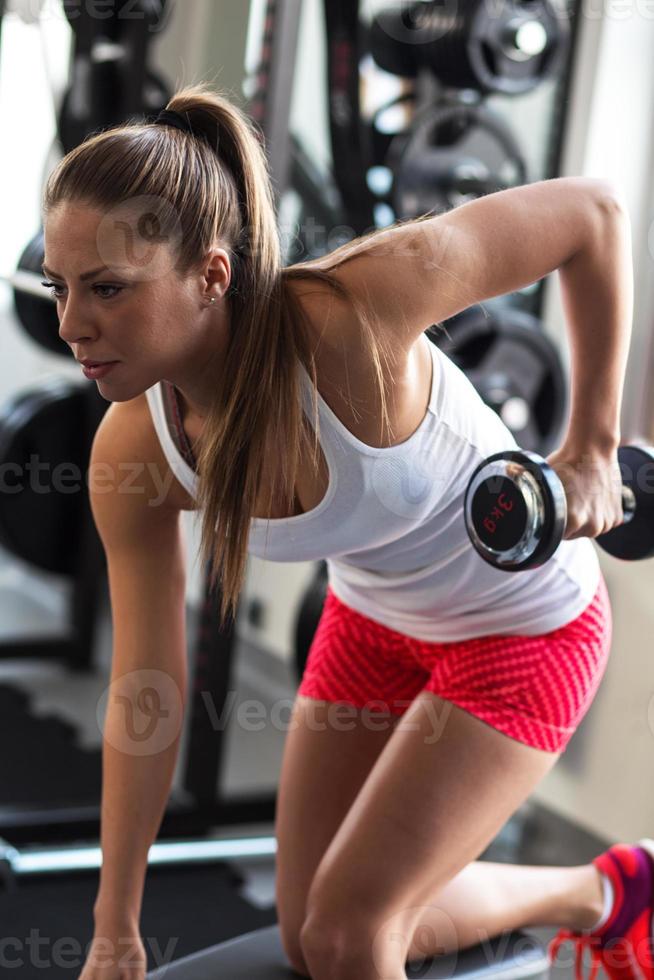 junge Frau im Fitnessstudio foto