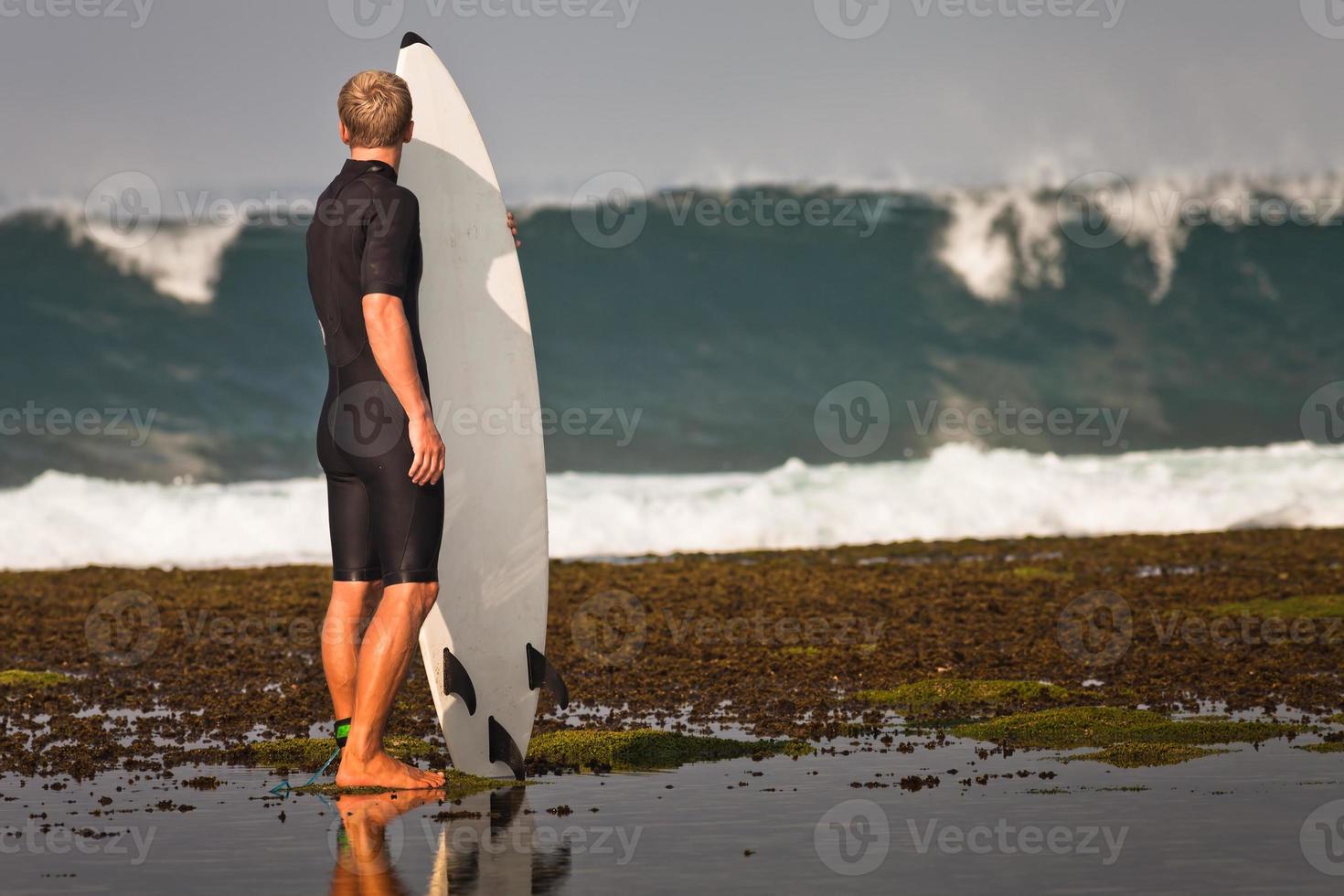 Surfer mit Surfbrett an der Küste foto
