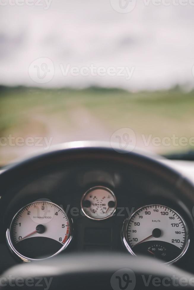 Autocockpit und eine unbefestigte Straße im Feld. foto